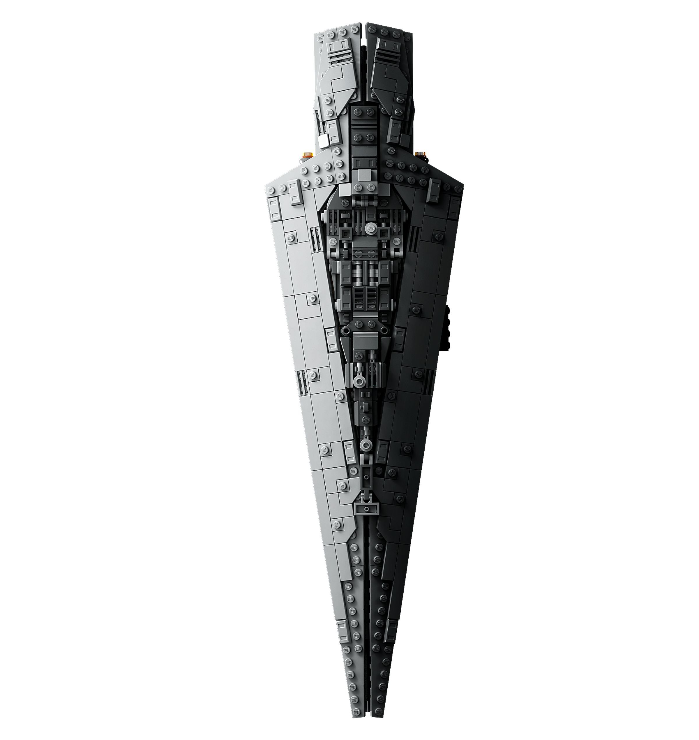Un modello LEGO grigio di Star Destroyer, che si assottiglia verso un punto. Il modello è su sfondo bianco.