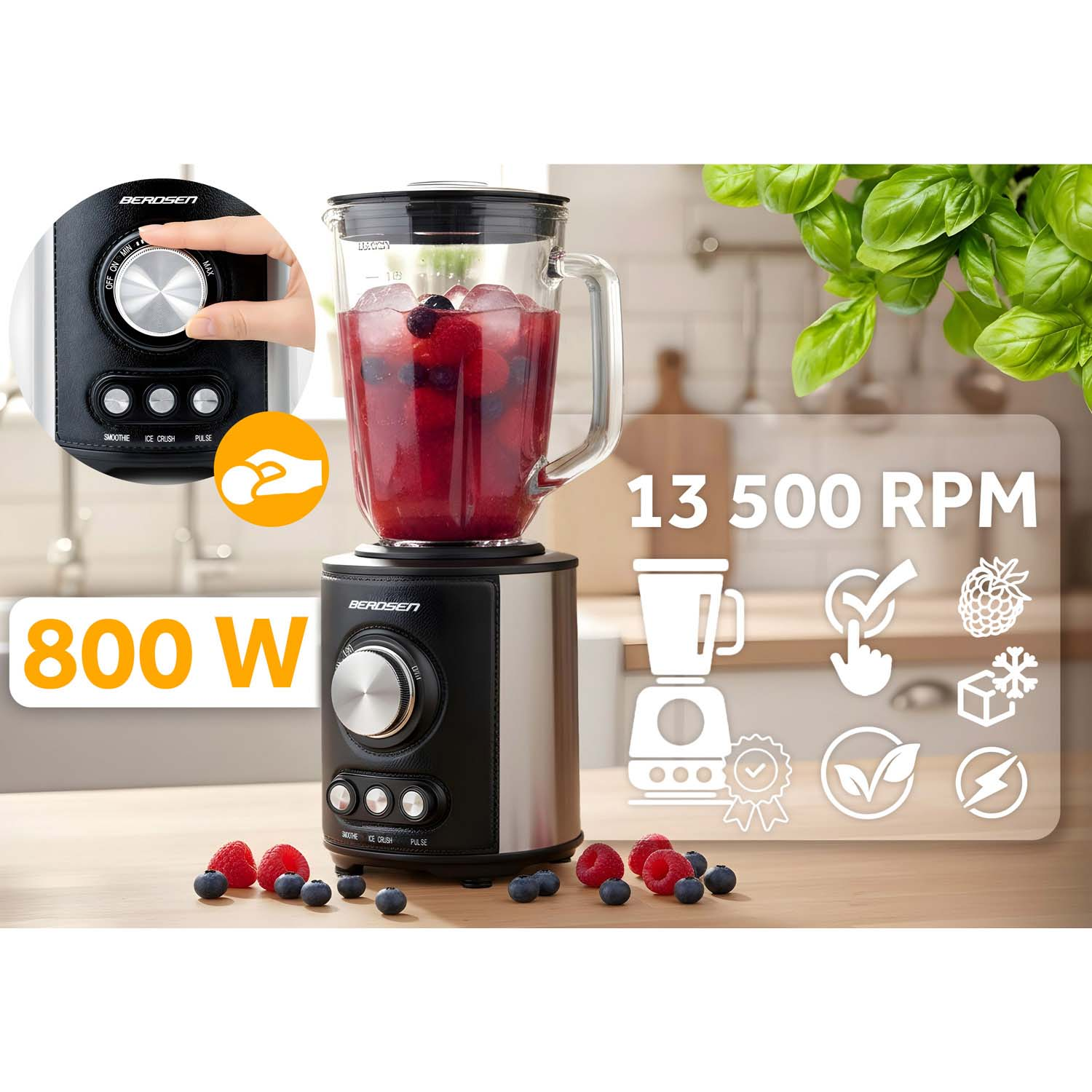 Blender z jagodami w środku, 800 W i 13500 obr./min. Z przodu maliny i borówki.