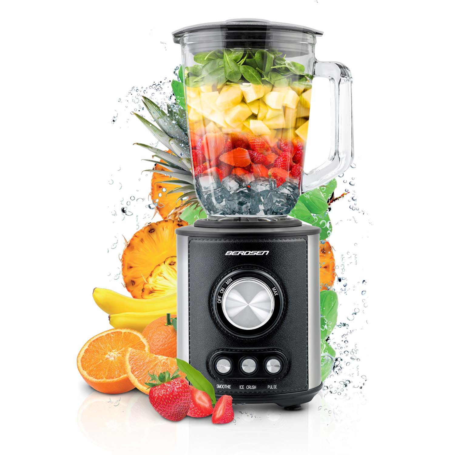 Blender z owocami w środku i wokół. Widoczne truskawki, plastry pomarańczy, ananas, banany i lód. Rozbryzgi wody.