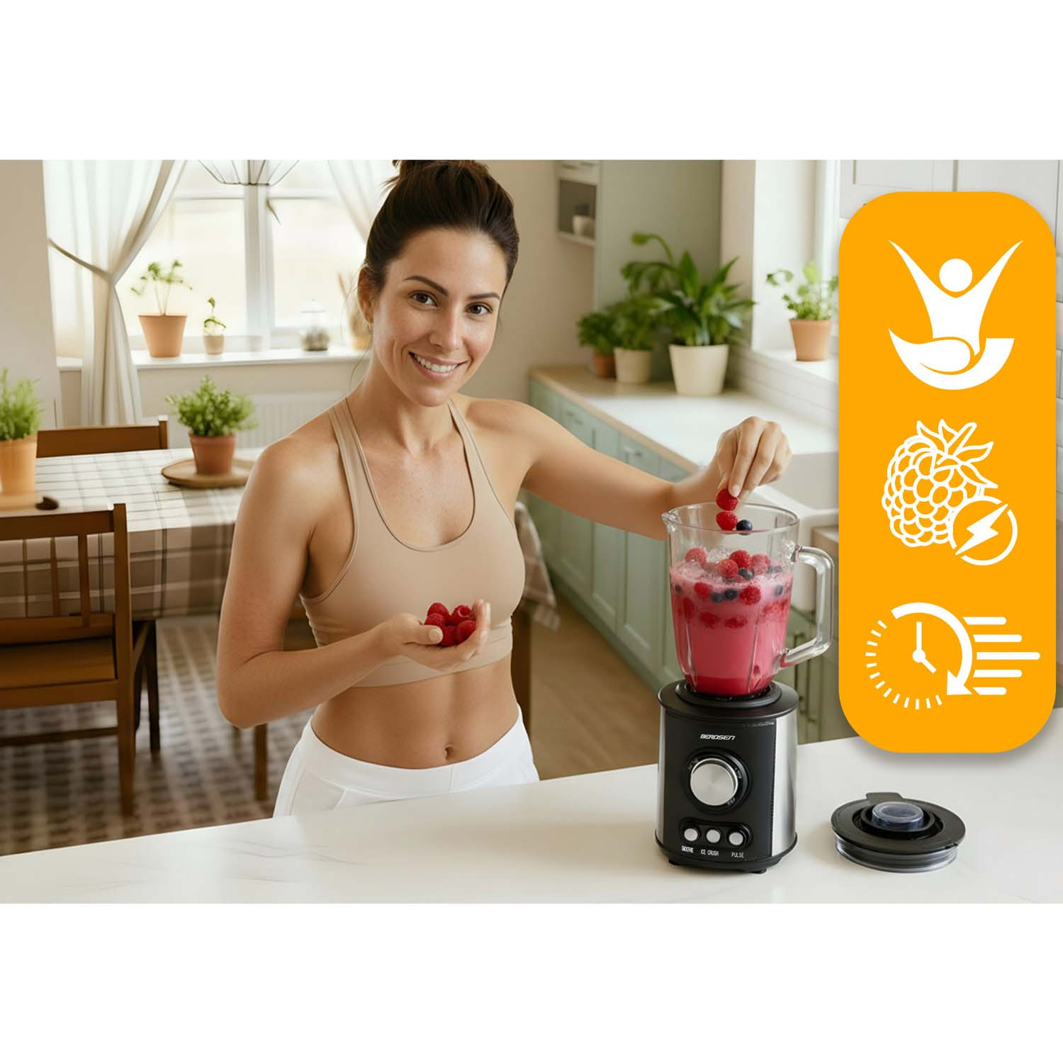 Kobieta dodaje jagody do blendera. Scena kuchenna z roślinami, stołem i logo z ikonami. Uśmiechnięta kobieta w stroju sportowym.