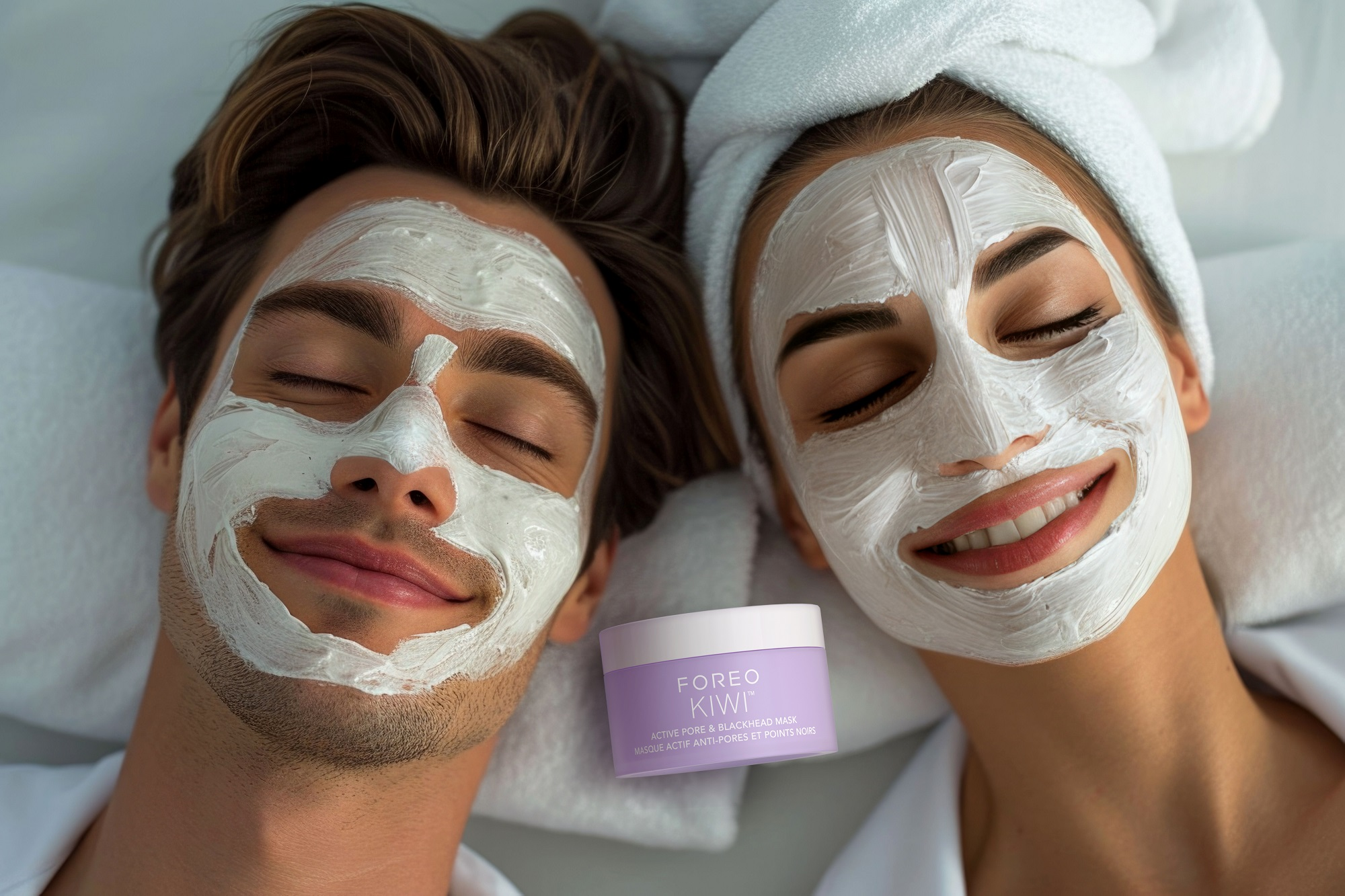 Beyaz yüz maskeli bir erkek ve kadın uzanıyor. Önlerinde bir FOREO KIWI maske kabı var.