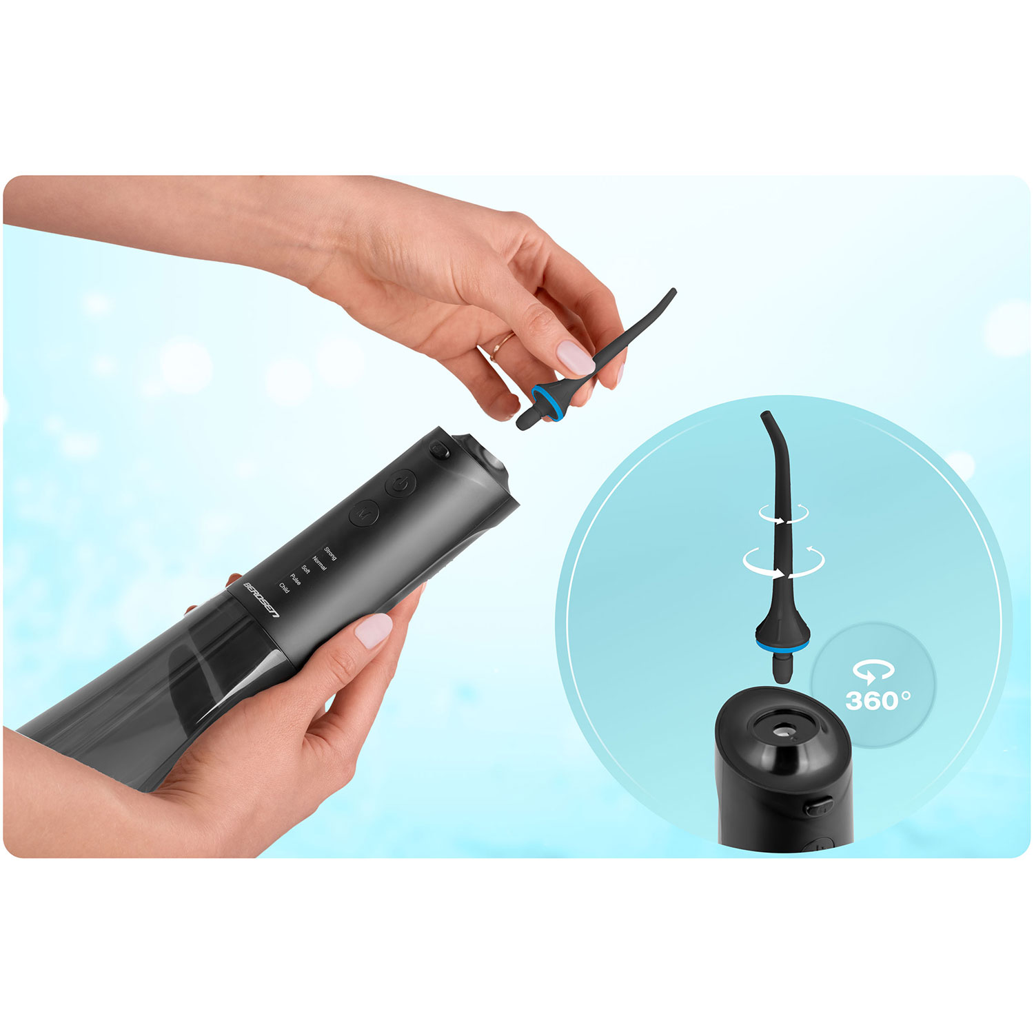 Ręce składają czarny irygator do jamy ustnej. Końcówka jest wkładana. Widoczny jest symbol obrotu 360°.