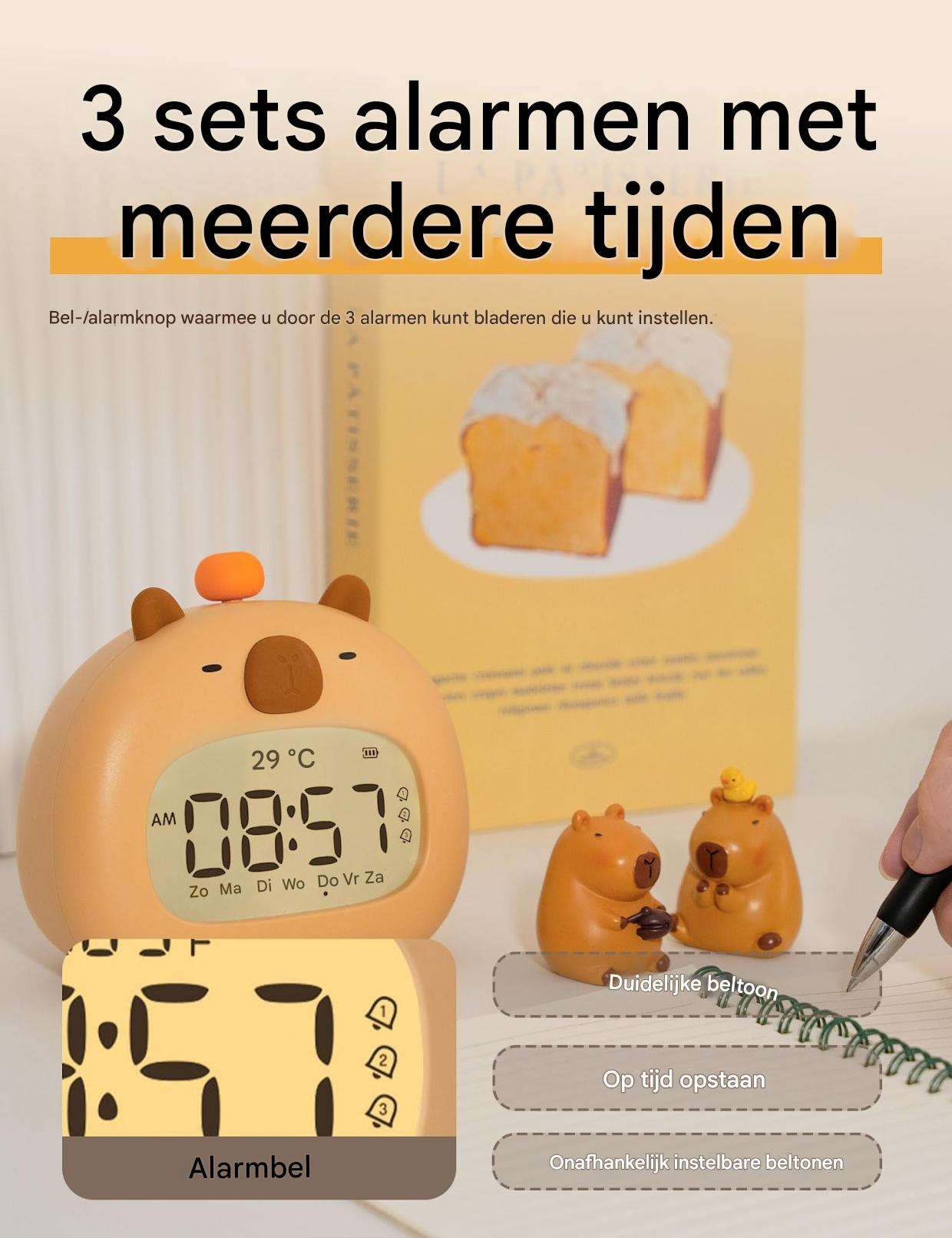 Una sveglia a forma di orso con display digitale che mostra l'ora e la temperatura, con due piccole figure di orso.