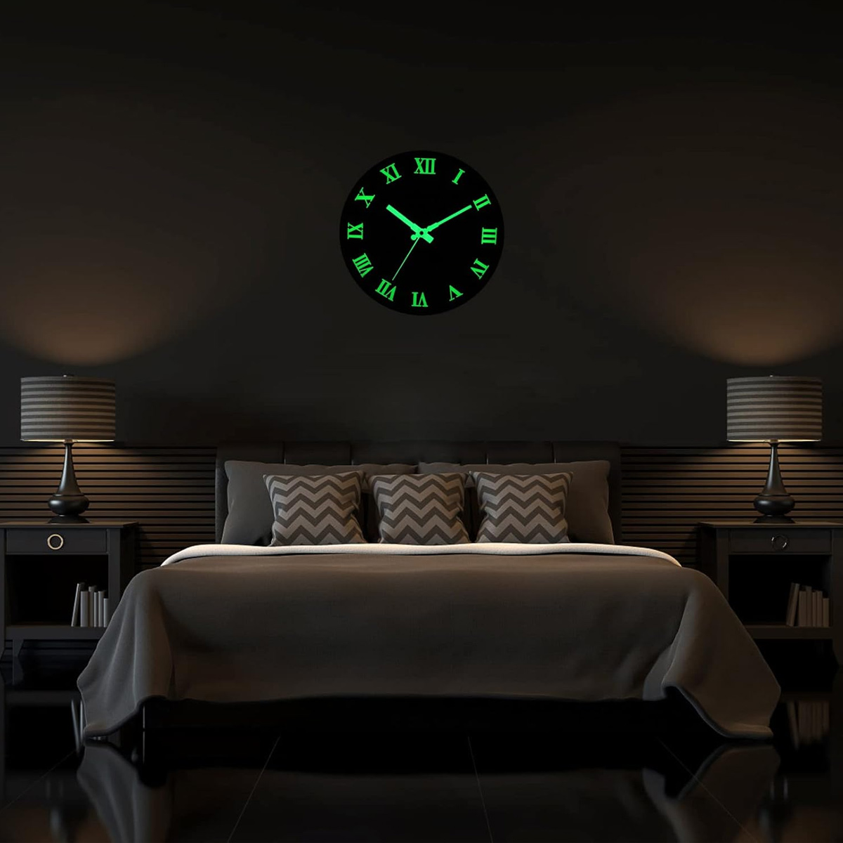 Una camera da letto con un orologio luminoso sopra un letto. Comodini con lampade ai lati del letto. La stanza è scura con pavimento lucido.