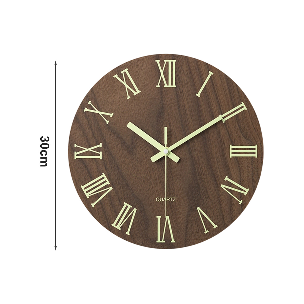Un orologio rotondo in legno con numeri romani. Le lancette segnano le 2:09. Il testo dice "QUARTZ".