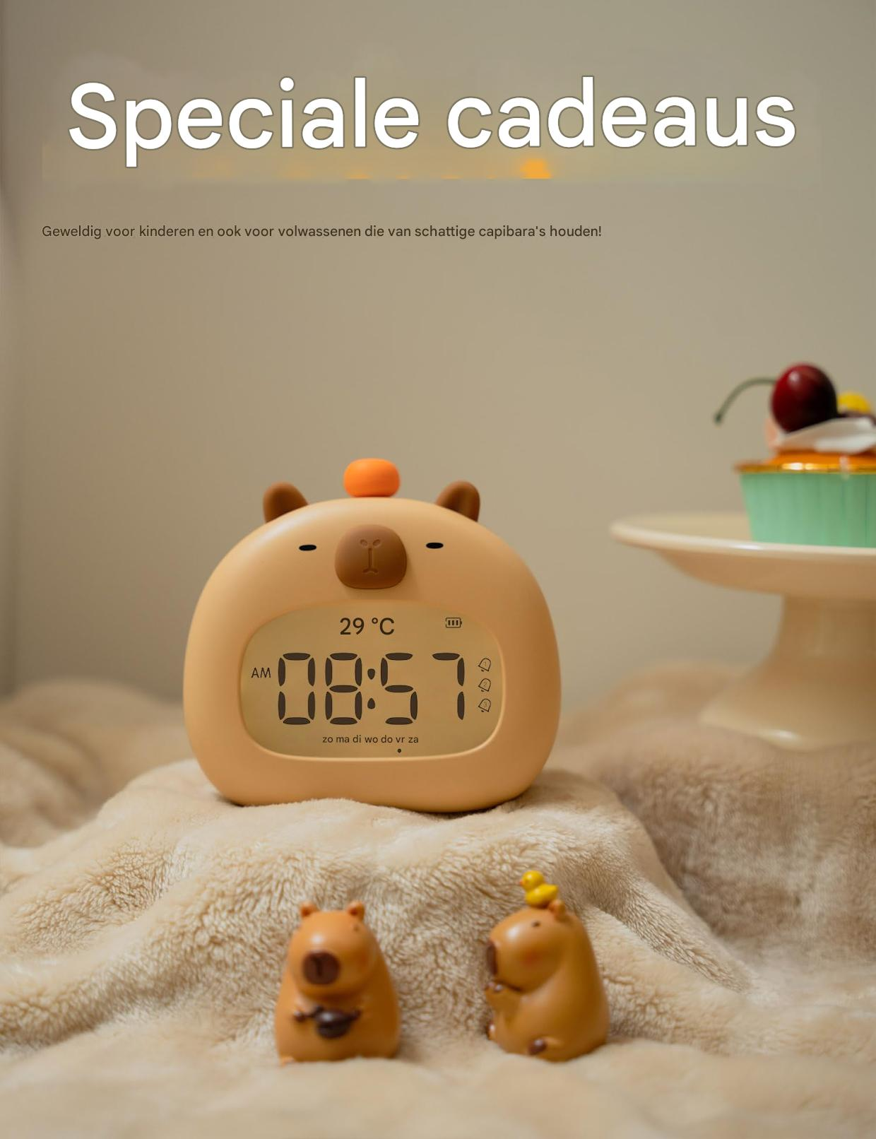 Una sveglia beige mostra le 08:57. Due statuette di capibara su una coperta soffice. Un cupcake con ciliegia sullo sfondo.