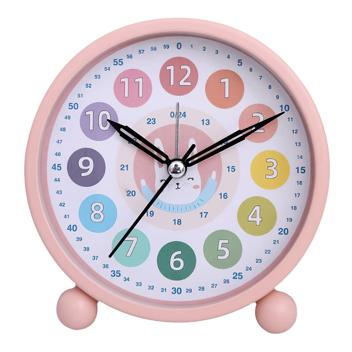 Una sveglia rosa e rotonda con numeri colorati. Il quadrante ha un disegno di coniglio. Le lancette indicano le 10:35. Ha le gambe.
