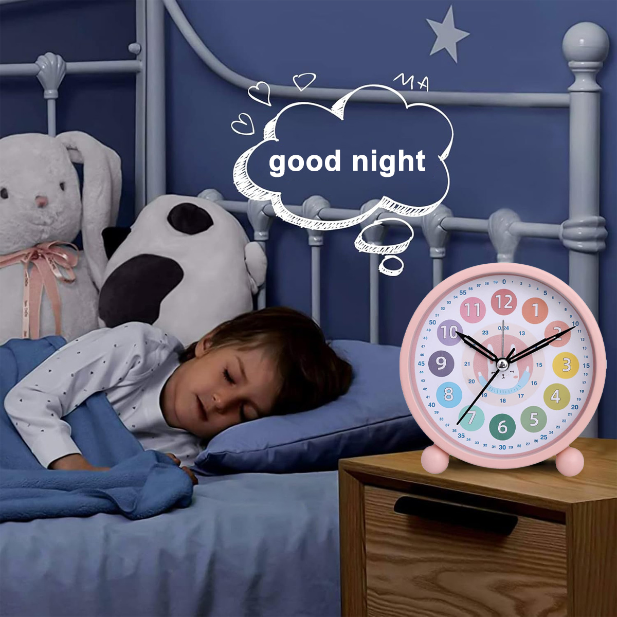 Un bambino dorme nel letto. Un orologio rosa è su un comodino. Una nuvoletta dice 'buona notte'. Un coniglietto di peluche è sullo sfondo.