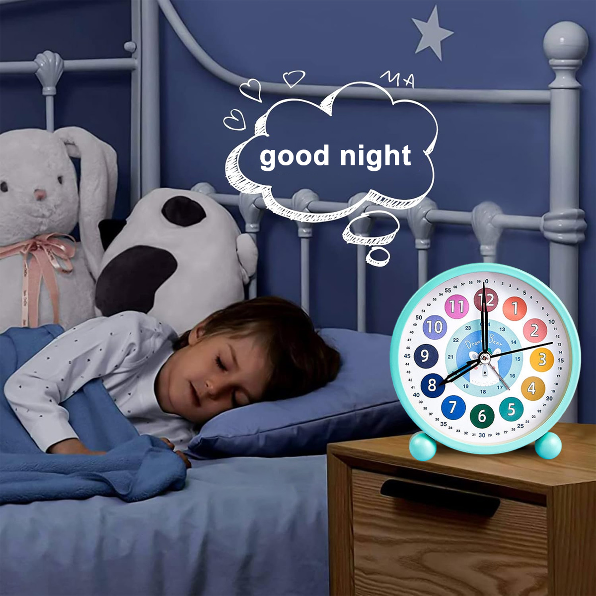 Un bambino dorme a letto con peluche. Un orologio segna le 12:00. Una nuvoletta dice: "buonanotte".