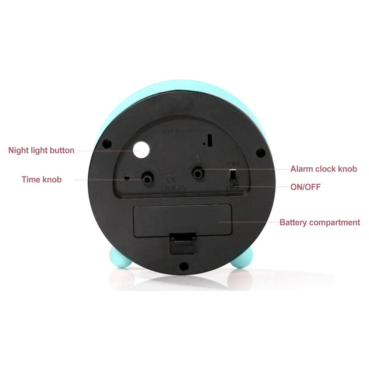 Il retro di una sveglia blu e nera, che mostra il pulsante della luce notturna, la manopola dell'ora, la manopola della sveglia, l'interruttore on/off e il vano batteria.
