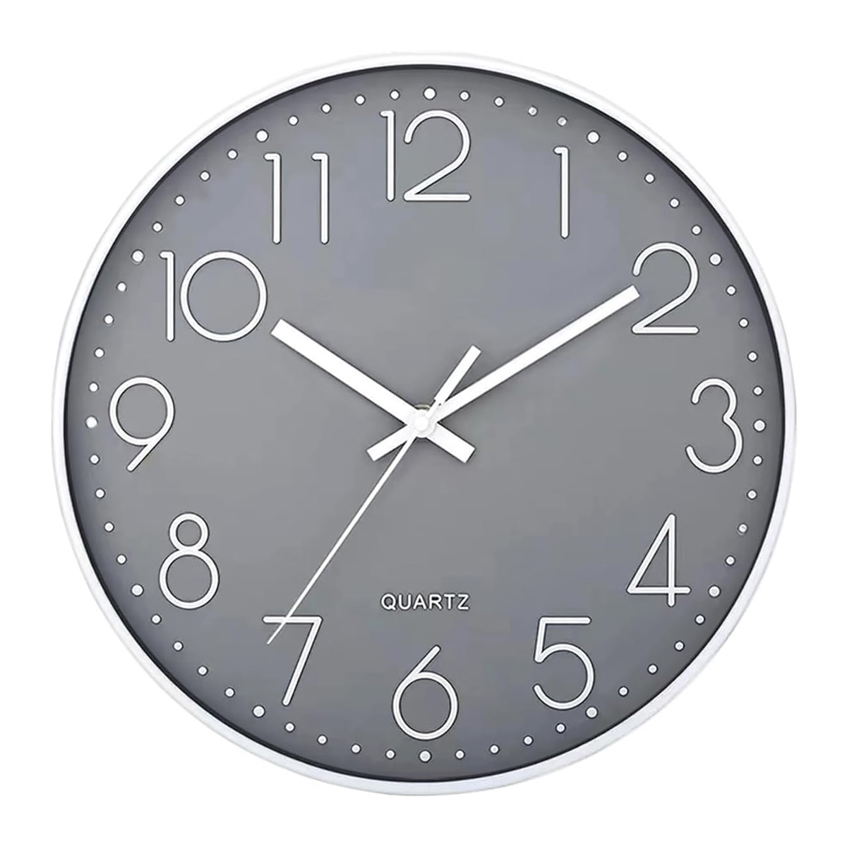Un orologio da parete rotondo con quadrante grigio, lancette e numeri bianchi. Ha una cornice bianca. L'ora è circa 1:52.