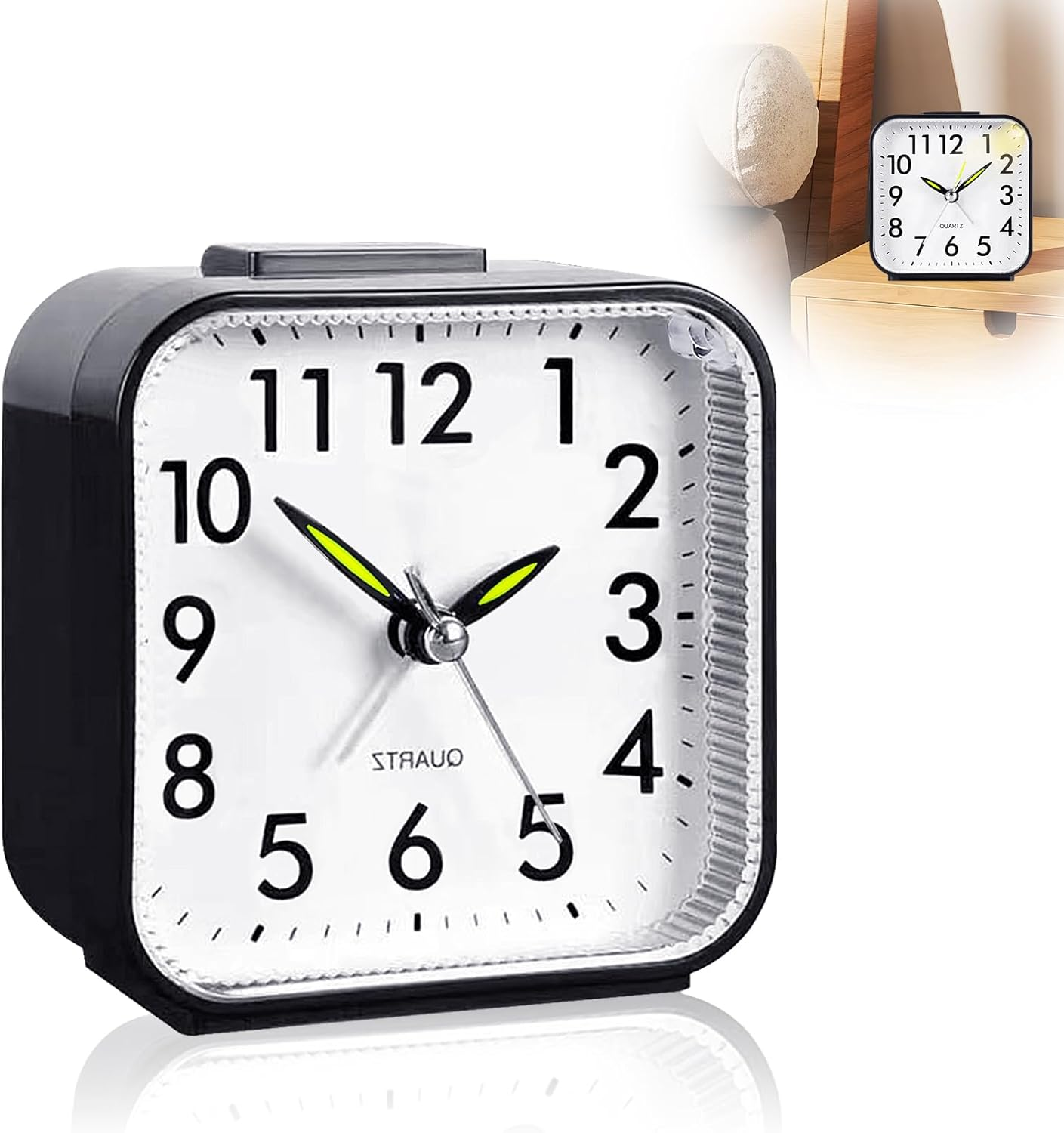 Una sveglia quadrata in bianco e nero con quadrante bianco. L'ora segna circa le 10:09. Un altro orologio è sullo sfondo.