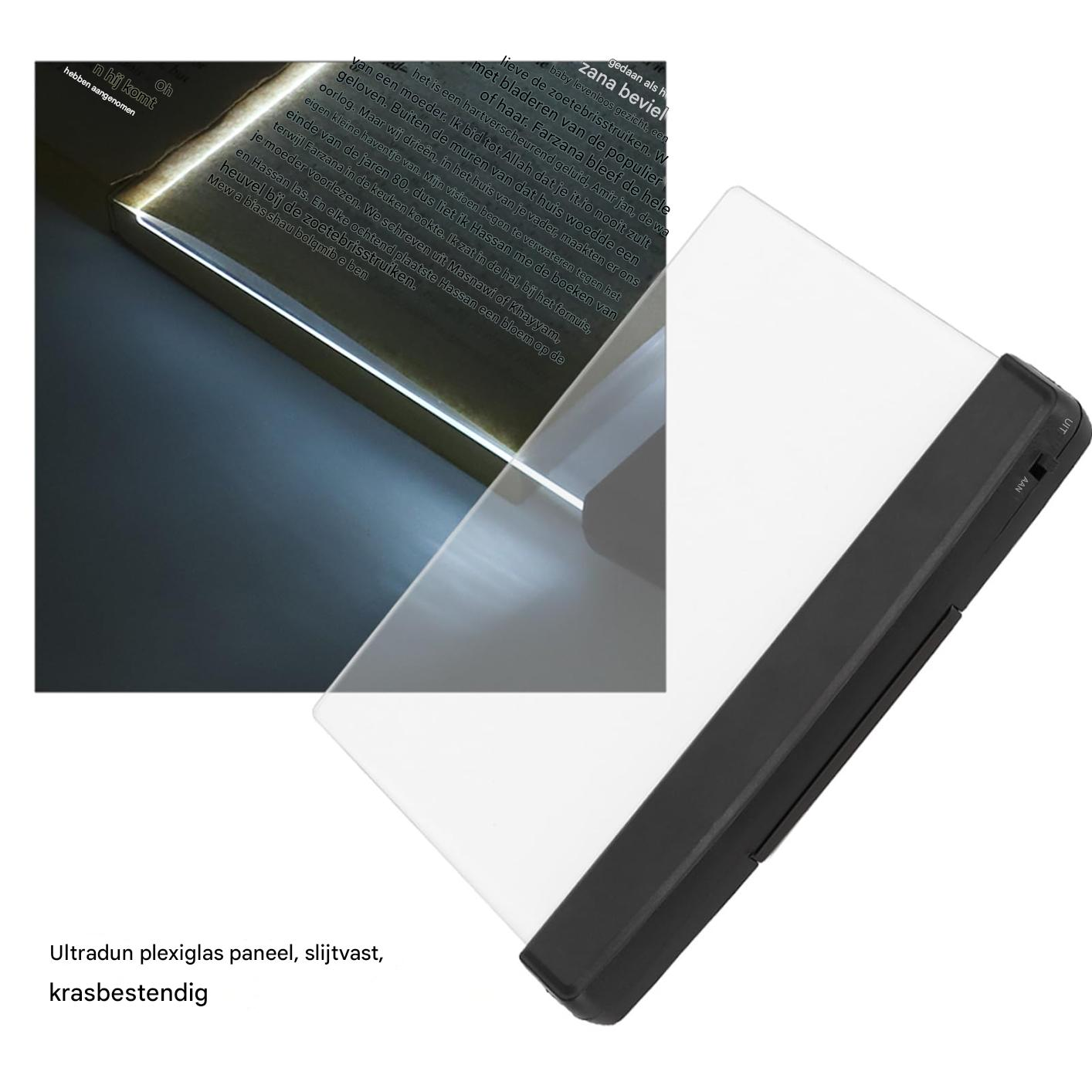 Una luce di lettura trasparente è su un libro. La luce è accesa, che illumina le pagine. C'è una maniglia nera in basso.