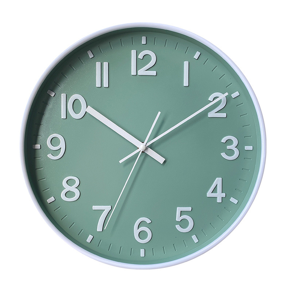 Un orologio rotondo con quadrante verde e numeri e lancette bianche. Ha una cornice bianca e uno sfondo bianco.