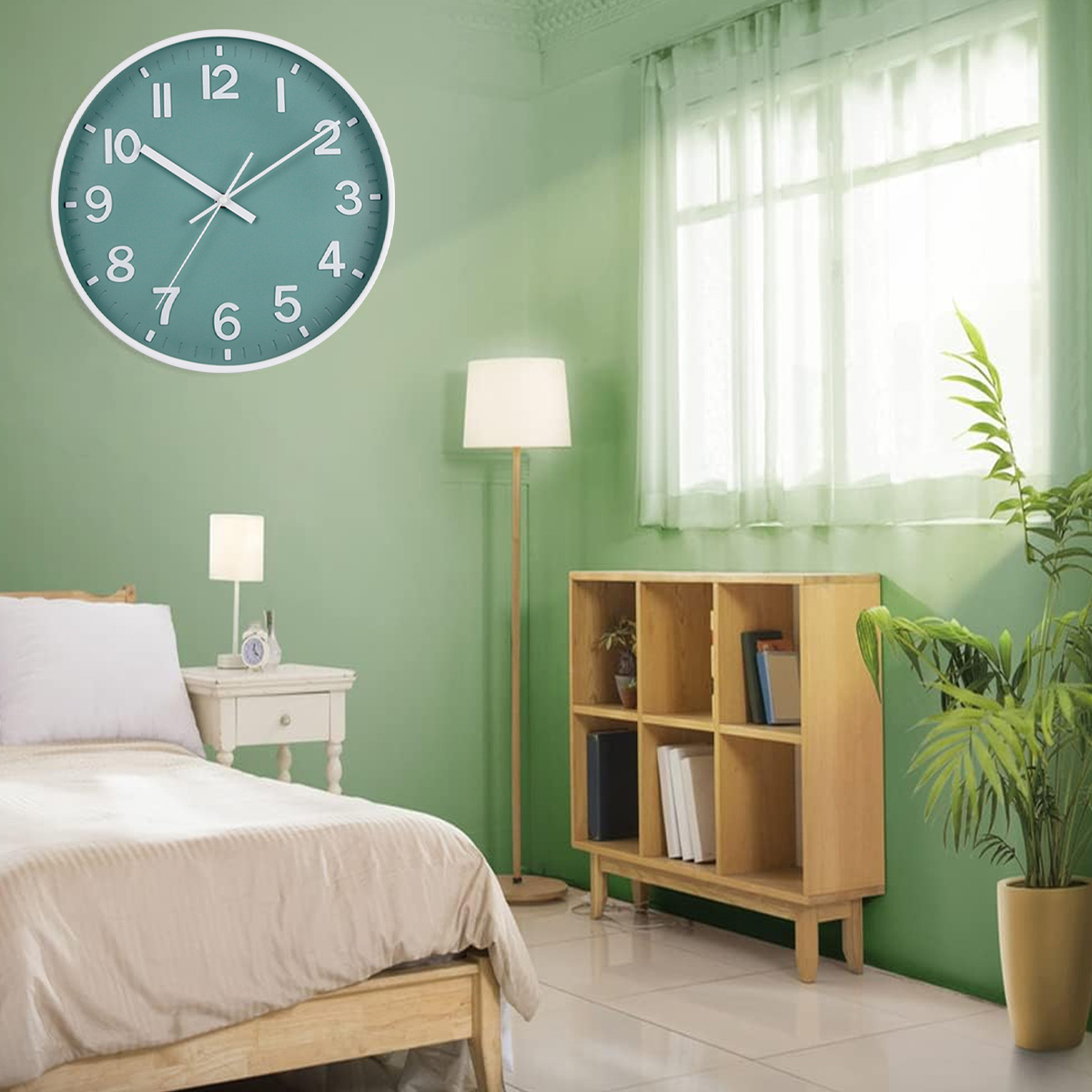 Una stanza con un orologio sulla parete, un letto, una libreria, una lampada da terra e una pianta in vaso. Le pareti sono verdi.