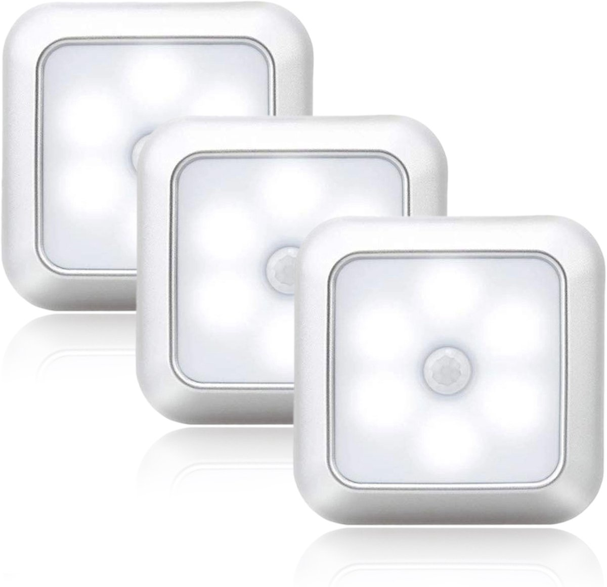 Tre luci LED quadrate bianche sono disposte diagonalmente, con luci luminose in ognuna. Sono presenti ombre e riflessi.
