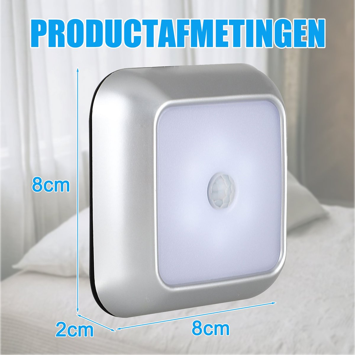 Luce notturna a LED quadrata argentata con sensore di movimento. Dimensioni: 8 cm x 8 cm x 2 cm. Sopra: 'PRODUCTAFMETINGEN'.
