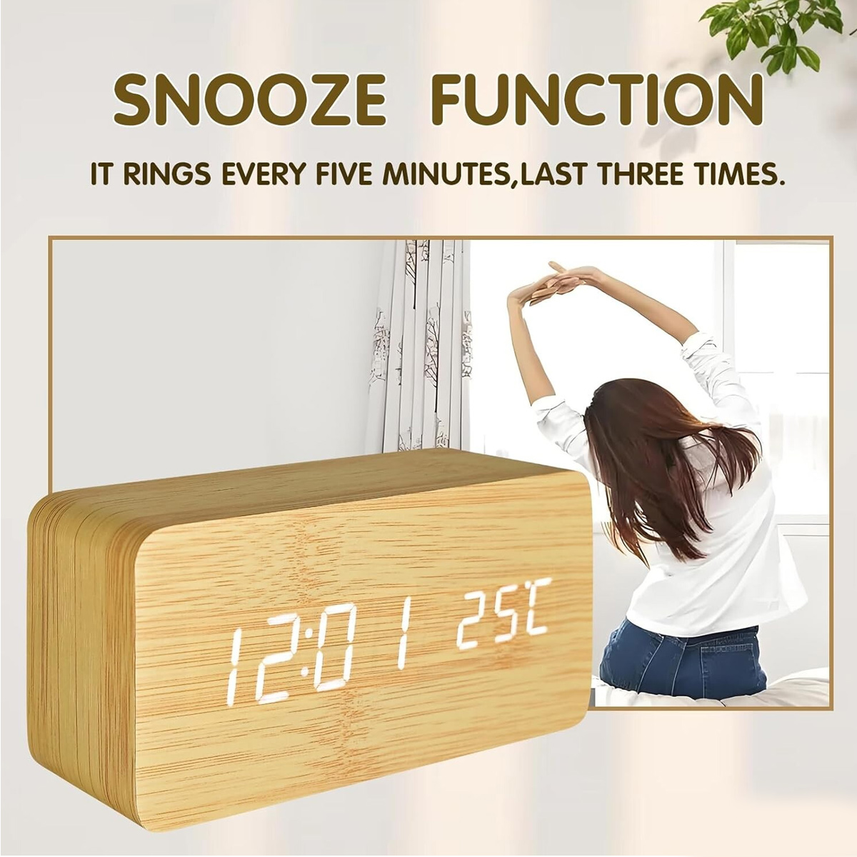 Un orologio di legno mostra le 12:01 25C. Una donna si allunga vicino a una finestra. Il testo sopra dice 'Snooze Function'.