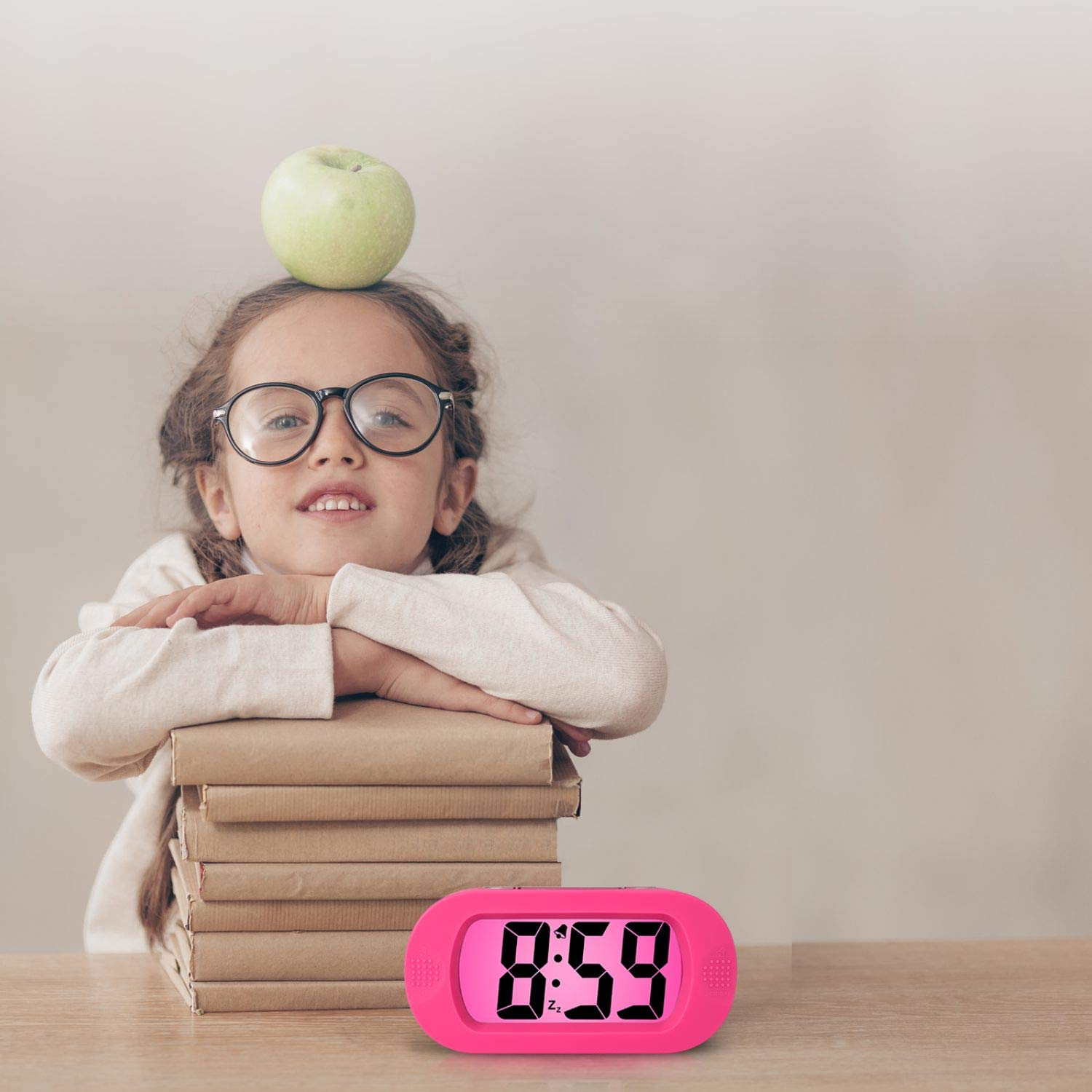 Una ragazza con gli occhiali e una mela in testa si appoggia a dei libri. Un orologio rosa mostra le 8:59. Sfondo beige.