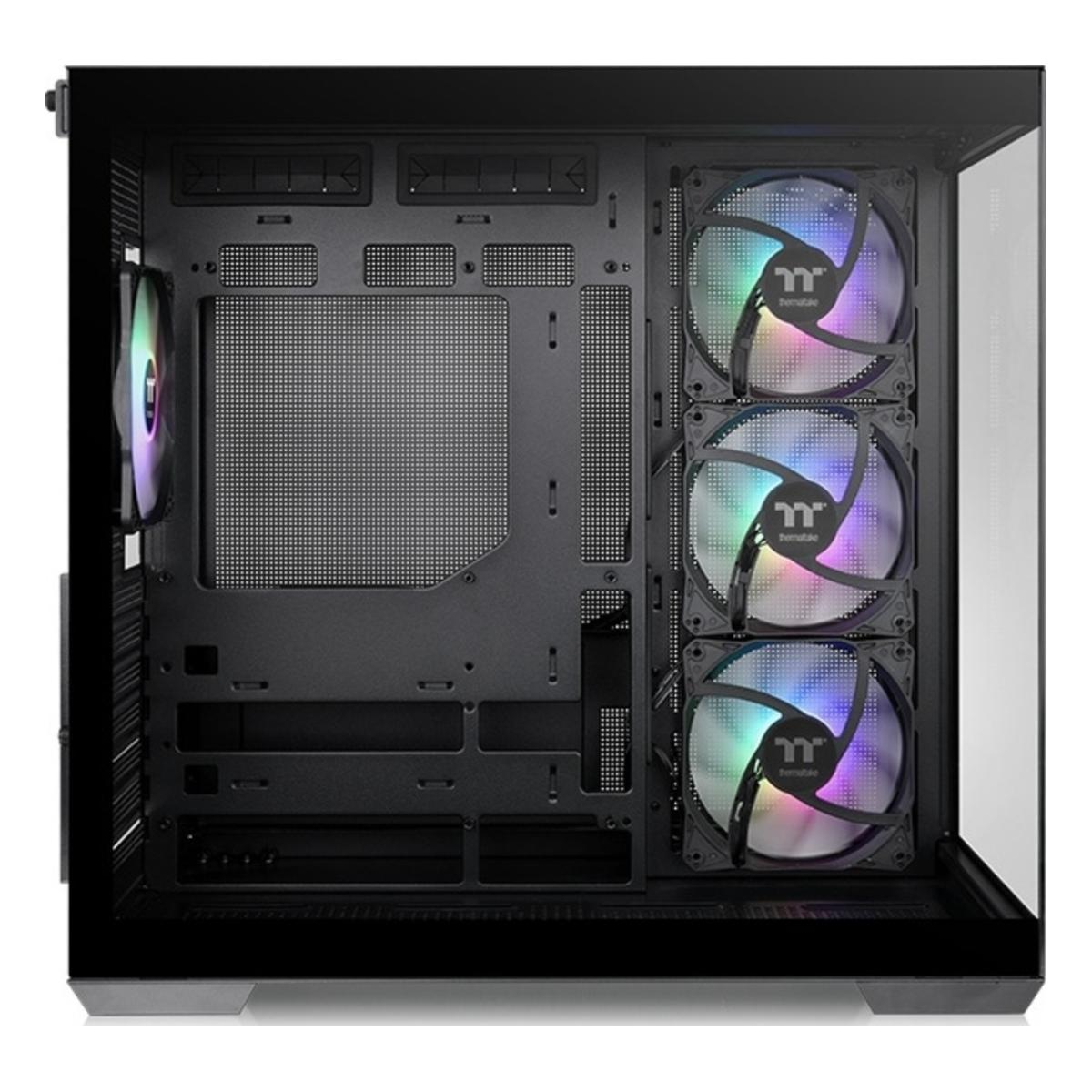 Innerhalb eines Computergehäuses mit Lüftern und Komponenten. Drei Regenbogenlüfter sind rechts sichtbar. Ein einzelner Lüfter links.