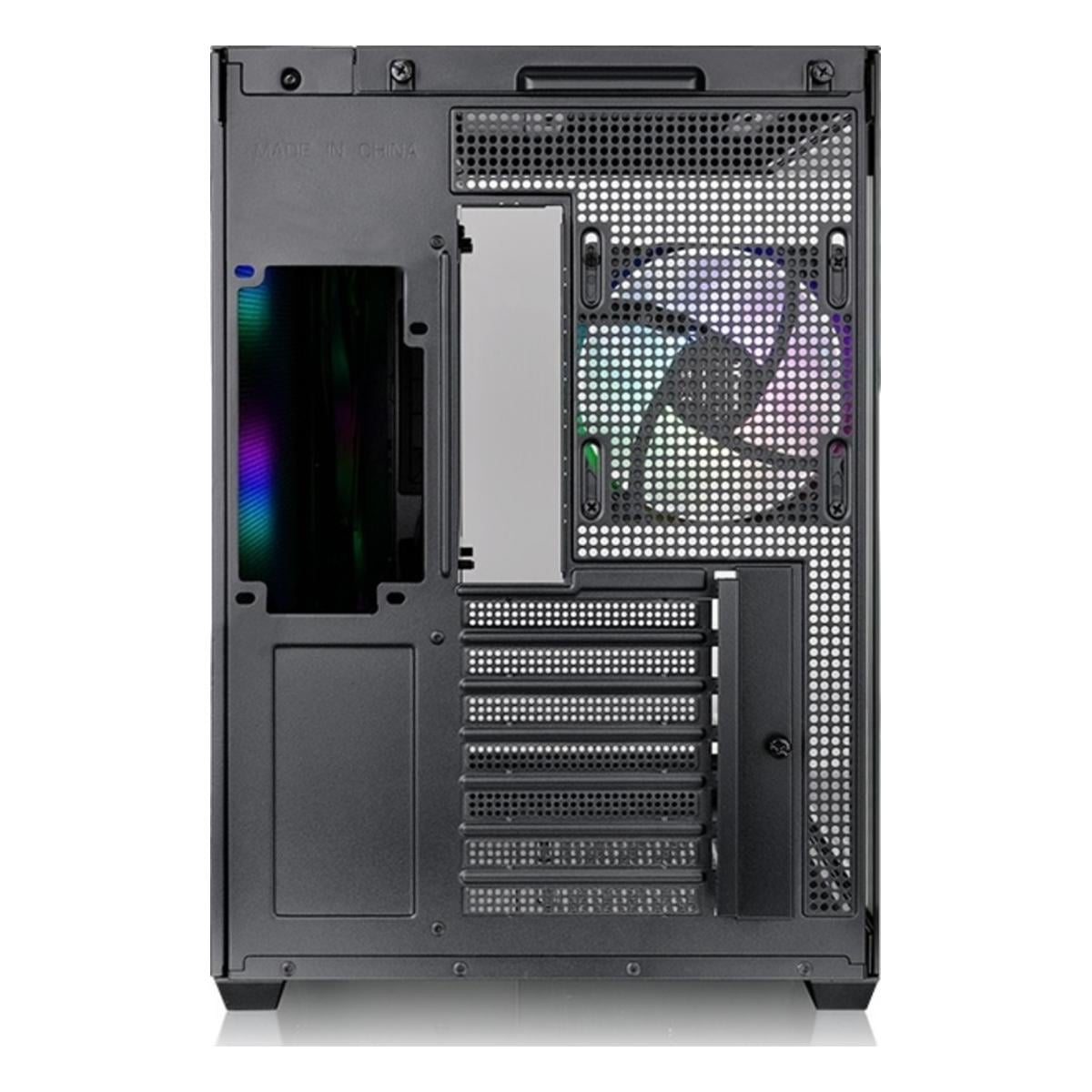 Ein Computergehäuse mit Lüfter, Lüftungsschlitzen und sichtbaren internen Komponenten. Der Lüfter leuchtet in mehreren Farben. Das Gehäuse ist schwarz.