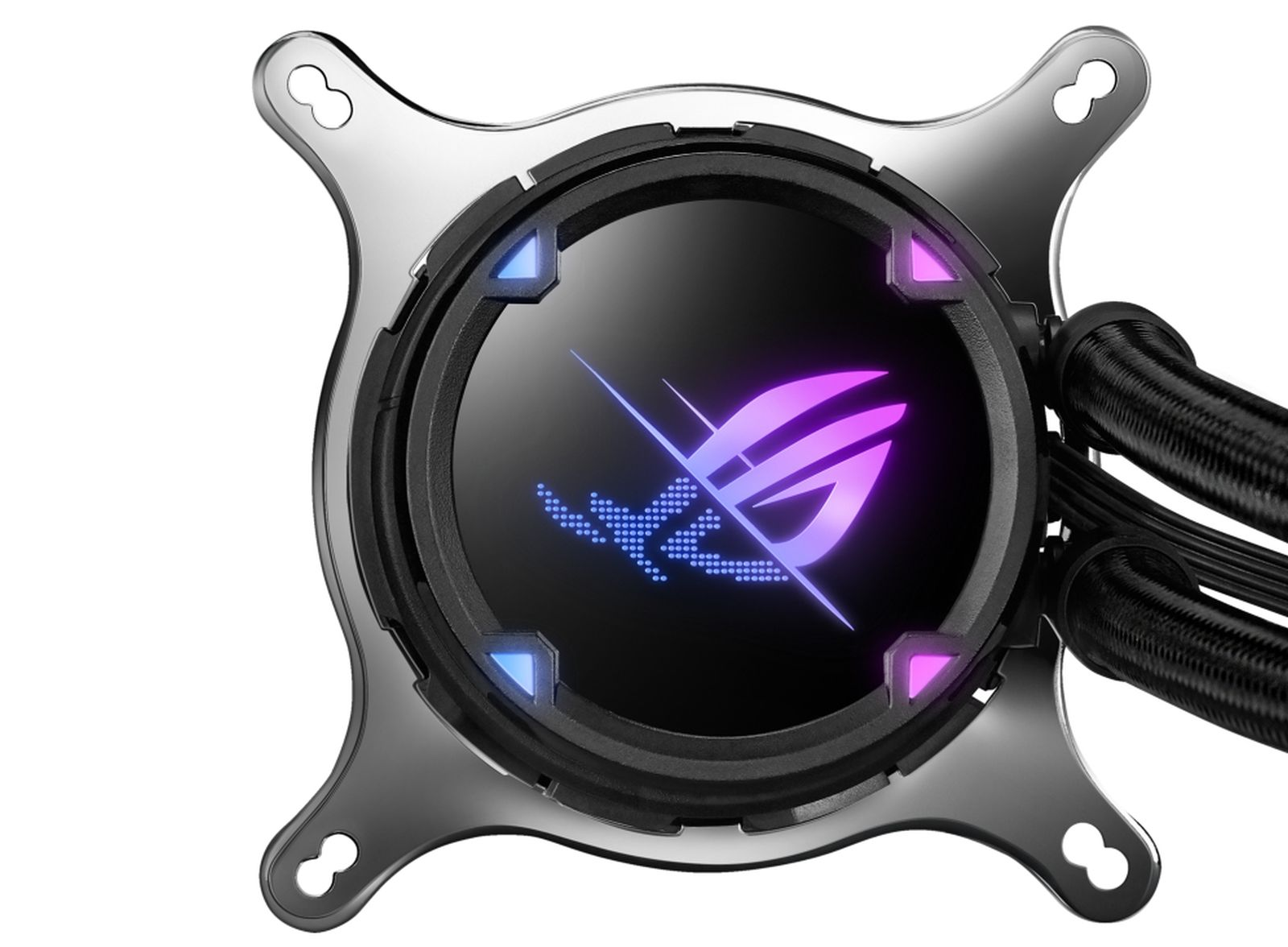 Un dissipatore a liquido per computer con logo ROG, tubi neri, telaio argentato e illuminazione blu/viola su sfondo bianco.