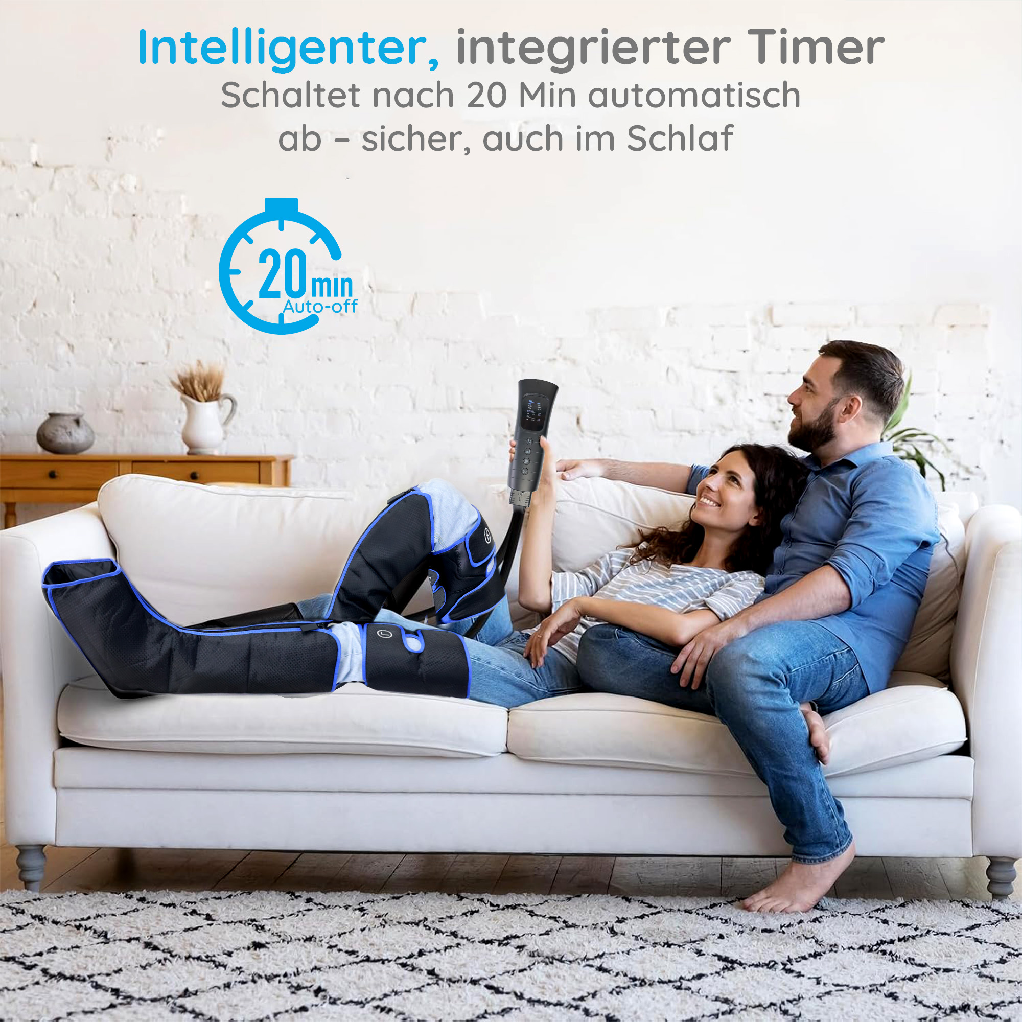 Ein Paar entspannt sich auf einem Sofa und benutzt ein Beinmassagegerät. Eine Timer-Grafik ist sichtbar. Der Mann schaut die Frau an.