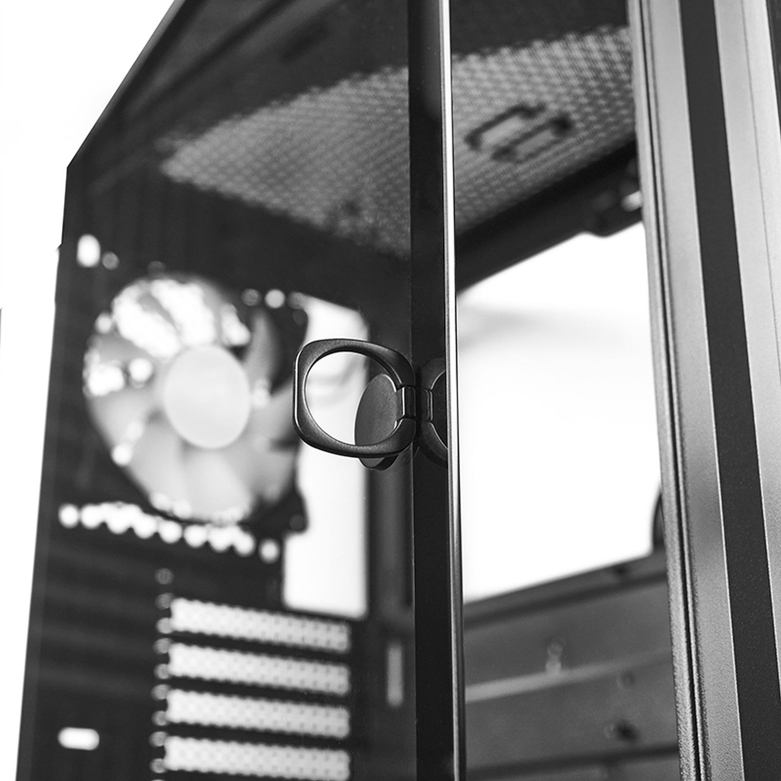 PC-kastedetail, glazen paneel met handvat, interne componenten zichtbaar: ventilator en metalen structuur.
