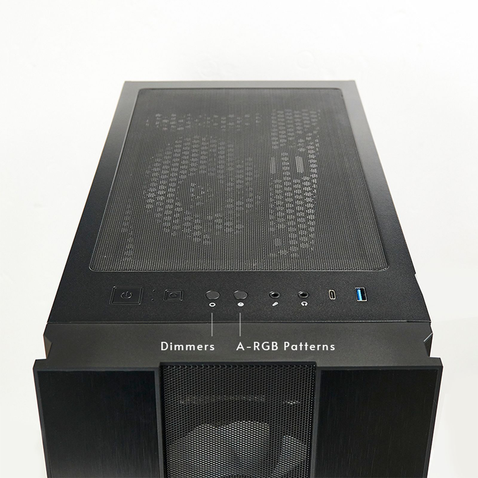 Een close-up van een zwarte computerkast. Het heeft een mesh voorkant, bovenkant en een bedieningspaneel met knoppen voor dimmers en A-RGB patronen.