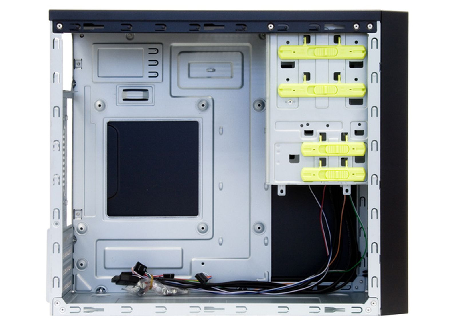 Binnenkant van een computerkast, met het metalen frame, lege bays en bedrading. Gele clips beveiligen componenten.
