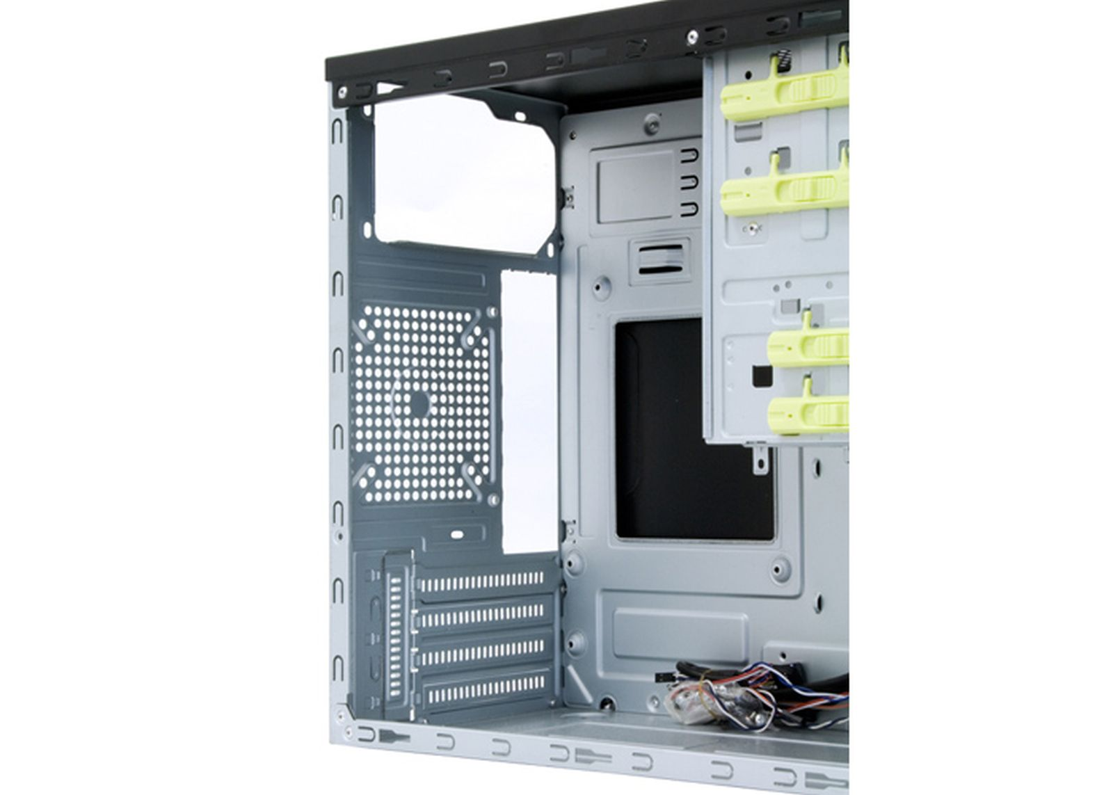 Binnenkant van een computerkast, met de structuur met ventilatiegaten, bays en verschillende componenten.