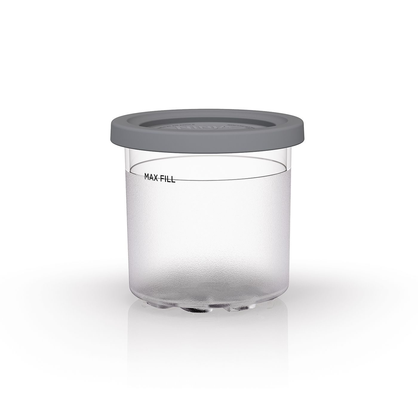 Un bicchiere di plastica trasparente con coperchio grigio. La tazza è parzialmente riempita d'acqua e ha un'etichetta "MAX FILL".
