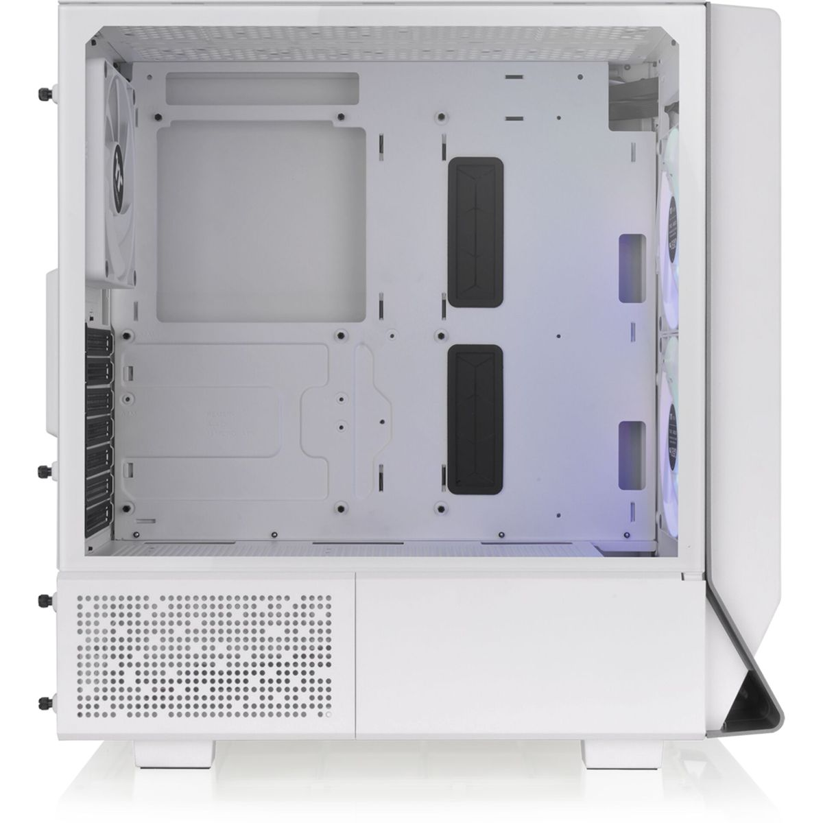 Ein weißes Computergehäuse innen, leer, mit Befestigungsschlitzen, Lüfter und Belüftung. Schwarze Details auf Weiß.