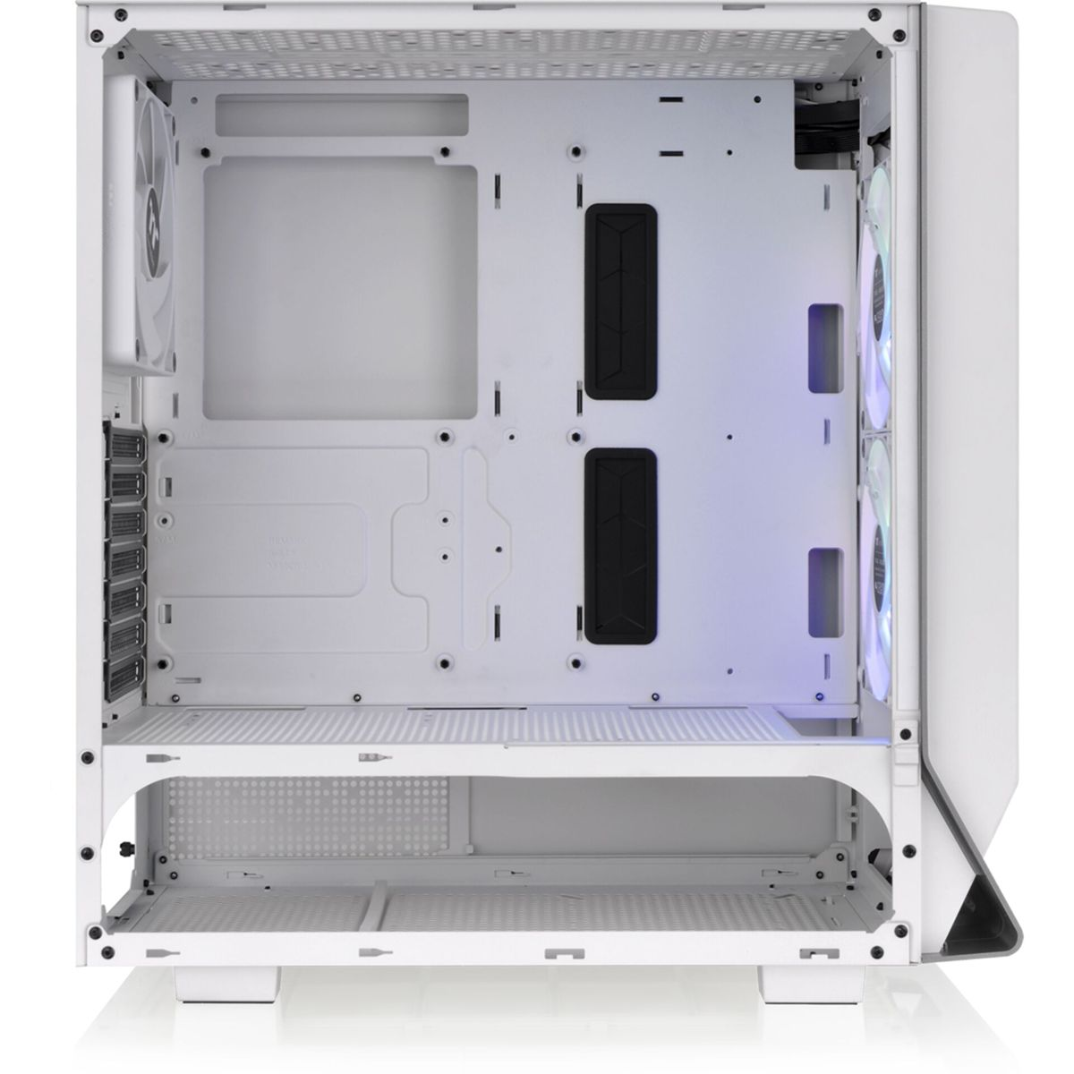 Weißes Computergehäuse-Inneres. Merkmale Montagepunkte, Lüfterschlitze und ein Regal. Schwarze Akzente kontrastieren mit dem weißen, leeren Raum.