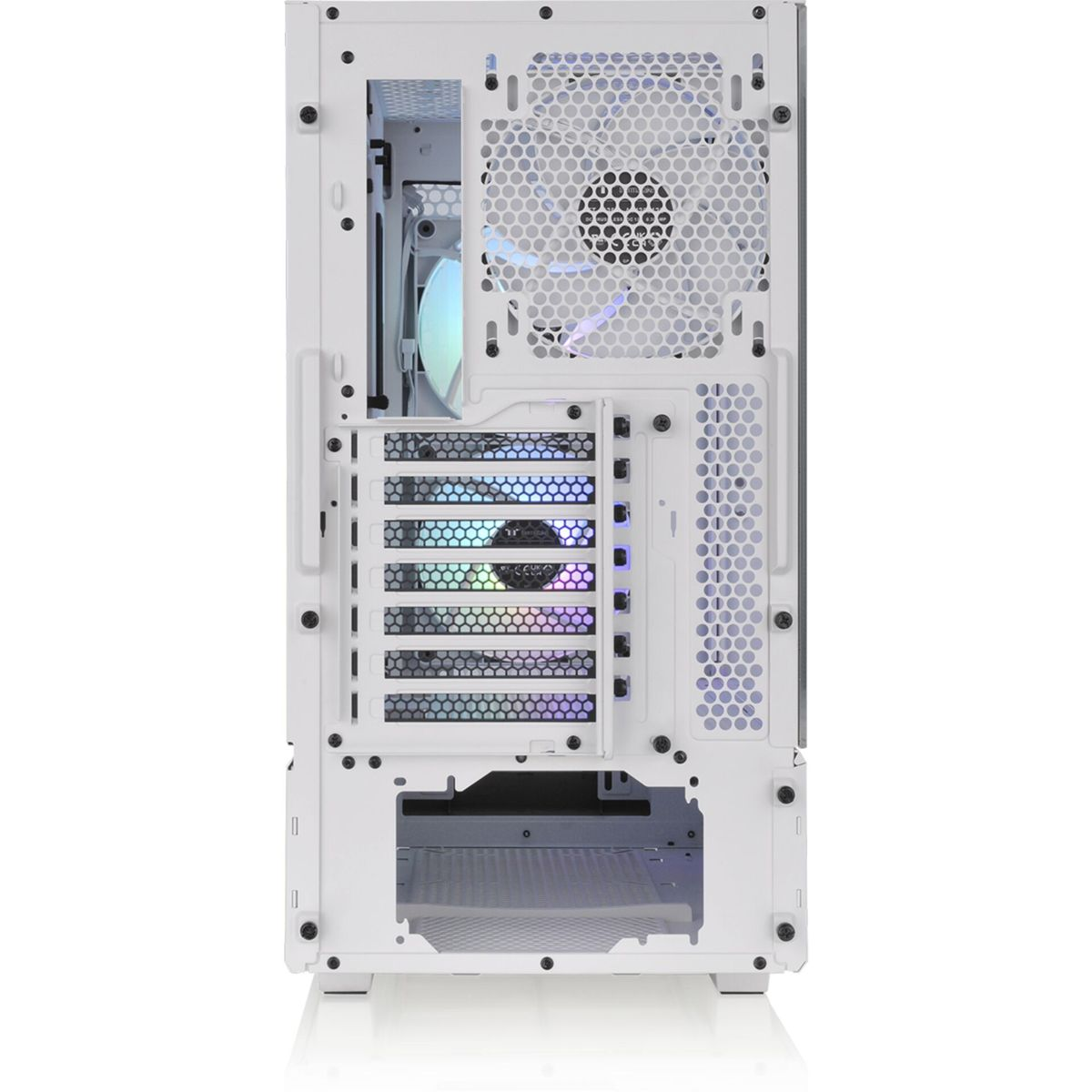 Rückseite eines weißen Computergehäuses mit mehreren Öffnungen für Lüfter und Komponenten. Ein großer Lüfter ist sichtbar und das Gehäuse hat ein Mesh-Design.