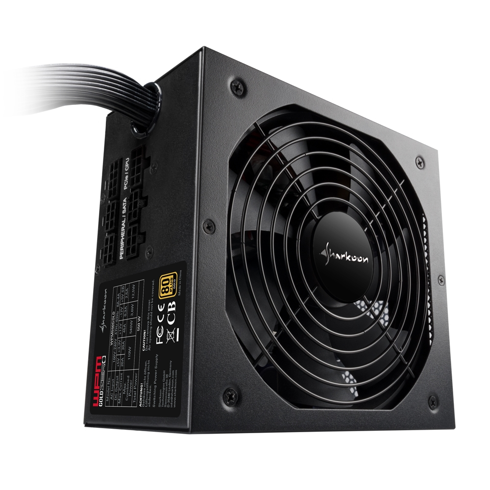 Zwarte Sharkoon computer voeding. Het heeft een ventilator, labels en stroomkabels.