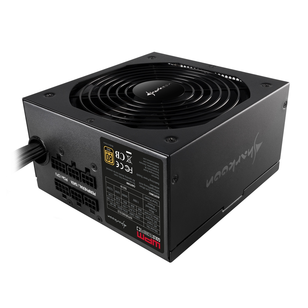 Een zwarte Sharkoon WPM Gold Zero voeding. Het heeft een ventilator aan de bovenkant, poorten aan de zijkant en labels.