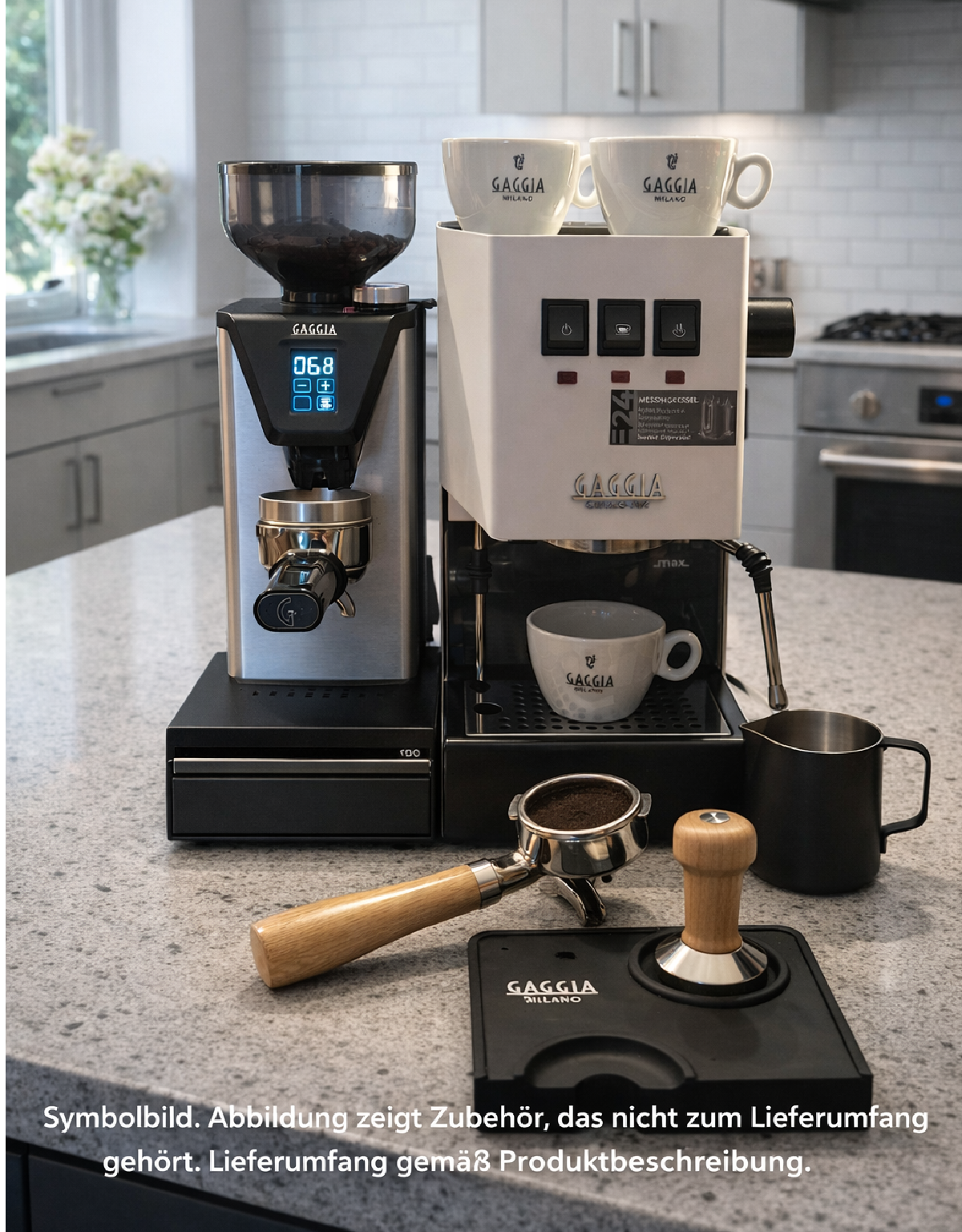 Espressomaschine mit Mühle, Tassen und Zubehör auf einer Arbeitsplatte. Küchenhintergrund mit Geräten und Blumen.