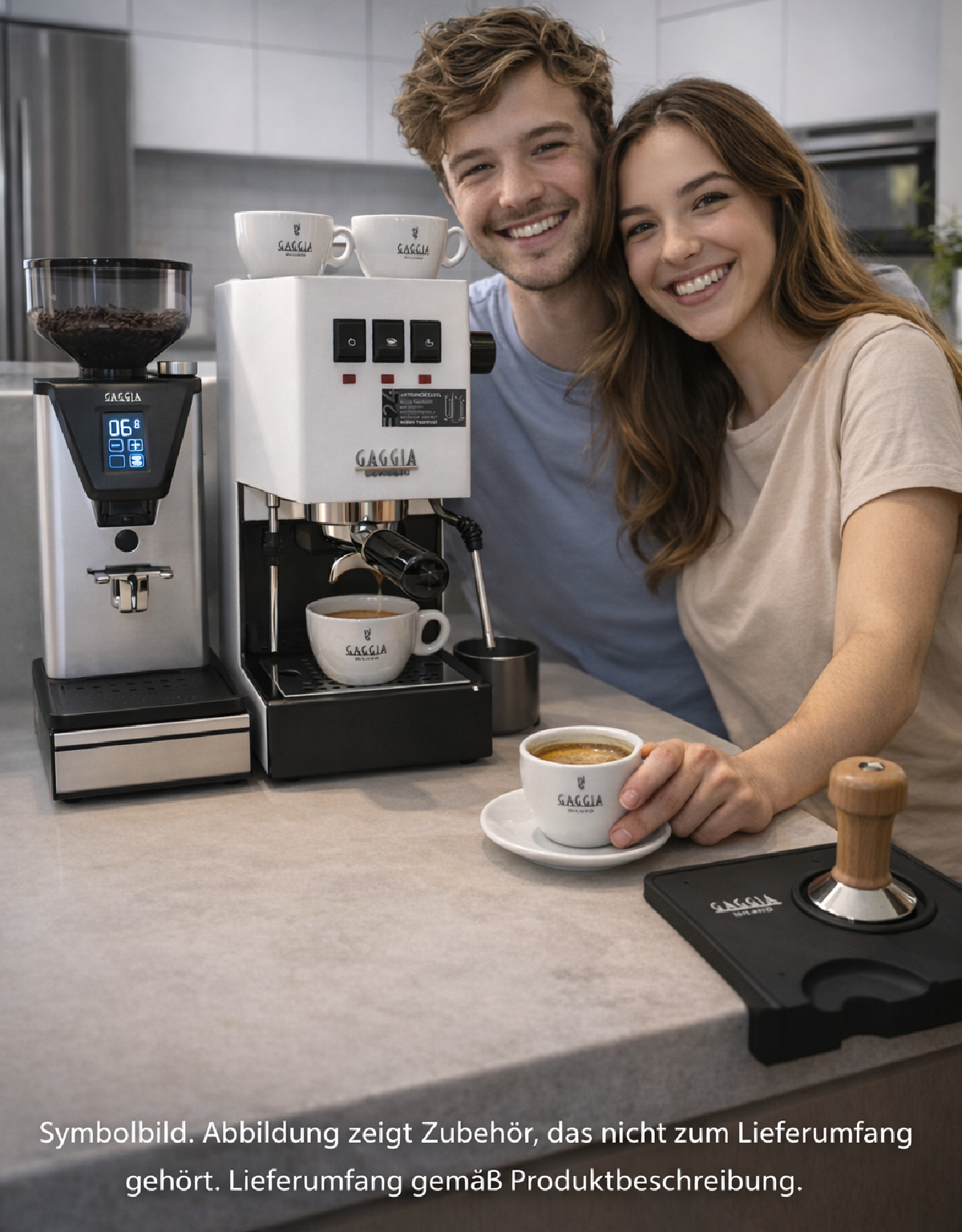 Ein lächelndes Paar steht neben einer Kaffeemaschine. Eine Tasse Kaffee auf einer Untertasse davor. Links eine Kaffeemühle.