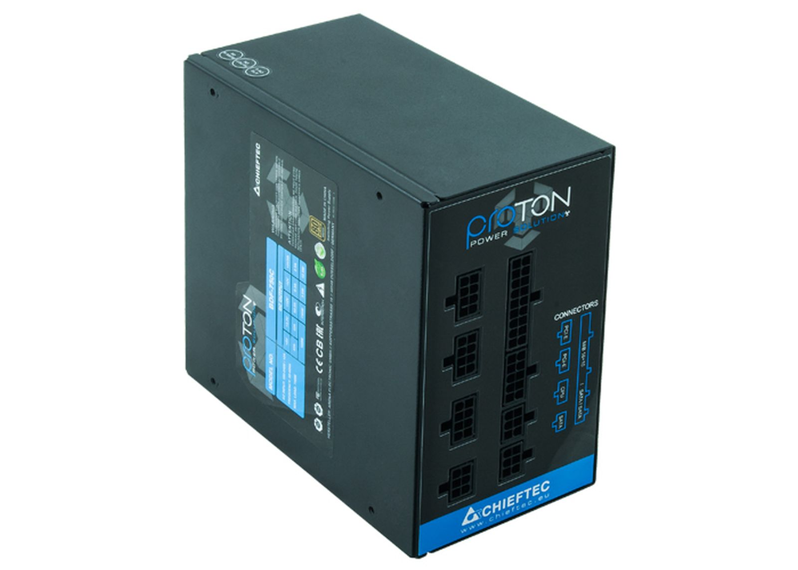 Ein schwarzes Chieftec Proton Netzteil mit Anschlüssen, blauen Akzenten und Logos, vor weißem Hintergrund.