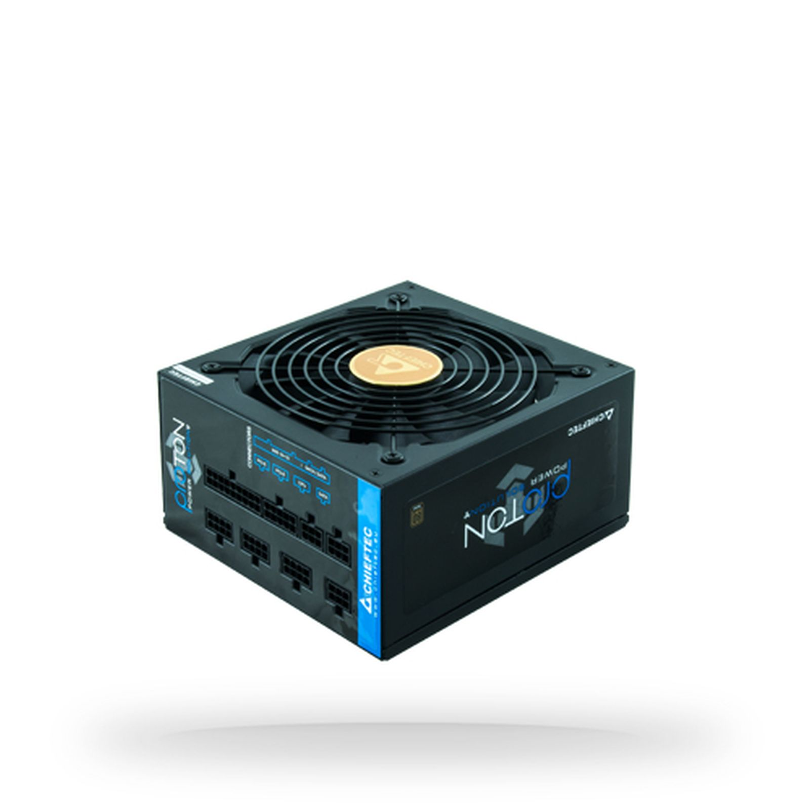 Ein schwarzes Computer-Netzteil. Es hat einen Lüfter oben und blaue und weiße Etiketten.