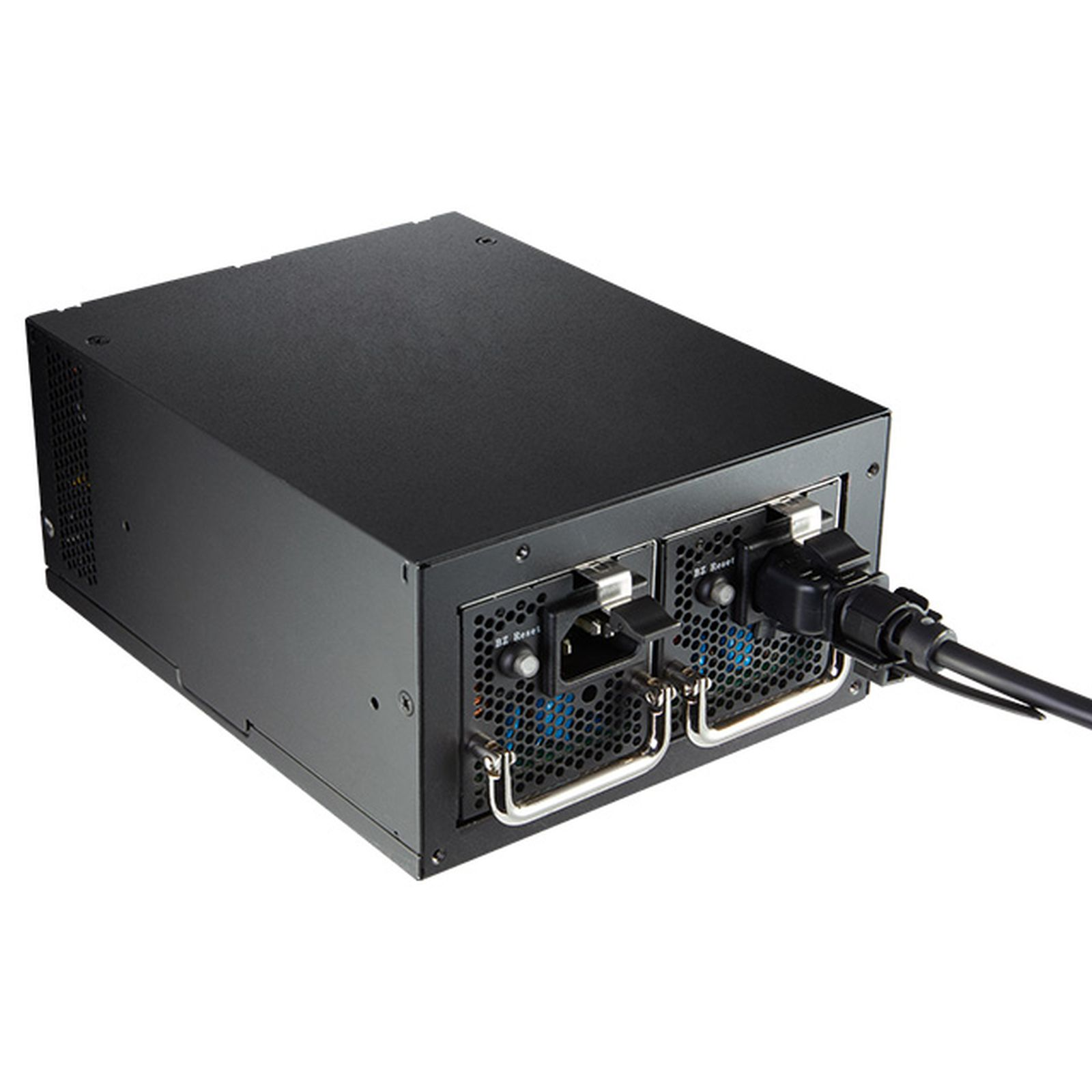 Ein schwarzes Computer-Netzteil. Es hat mehrere Anschlüsse und ein Netzkabel. Das Gerät steht auf einer weißen Oberfläche.