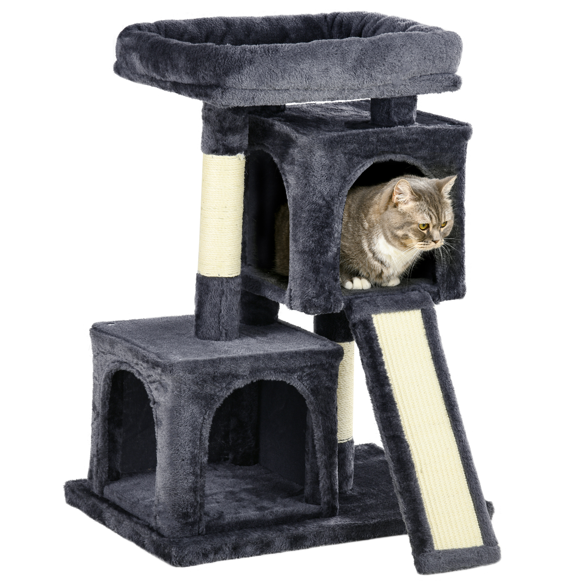 Un gatto grigio su un albero per gatti grigio. L'albero ha più livelli con rampa e pali per graffiare.
