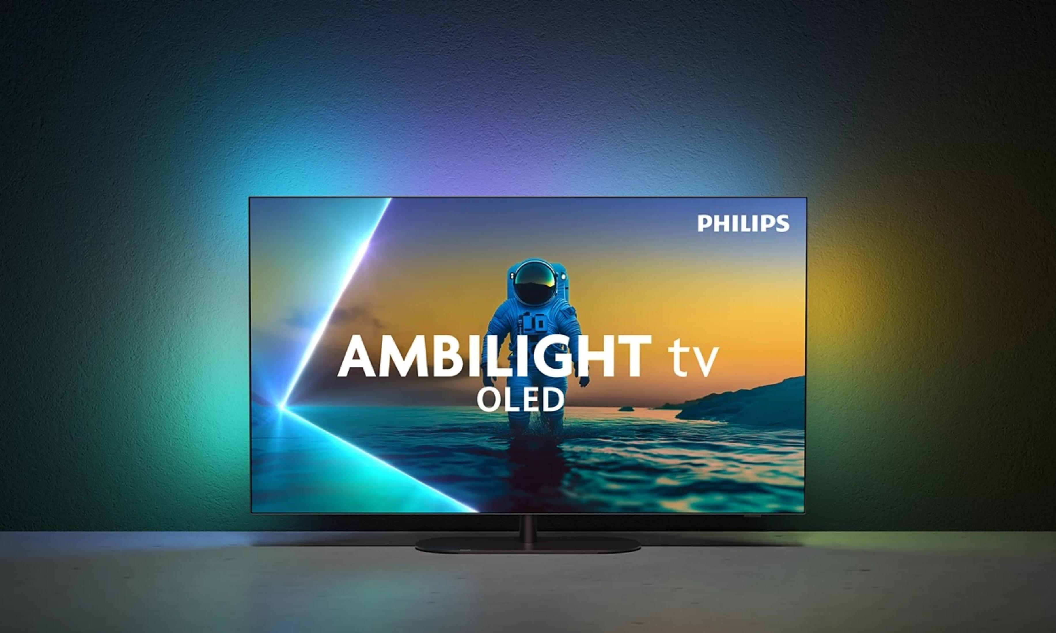 Telewizor Philips Ambilight OLED wyświetla astronautę na powierzchni wody. Telewizor stoi na podstawie, z kolorowym oświetleniem otoczenia.