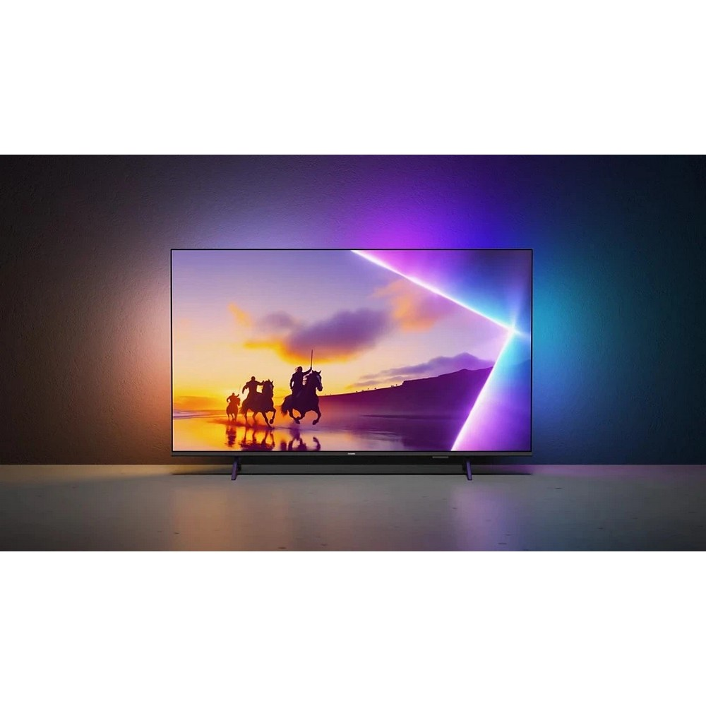 La TV mostra cavalieri a cavallo al tramonto. Lo sfondo presenta linee di luce viola e blu e un muro scuro. La TV è su un tavolo.
