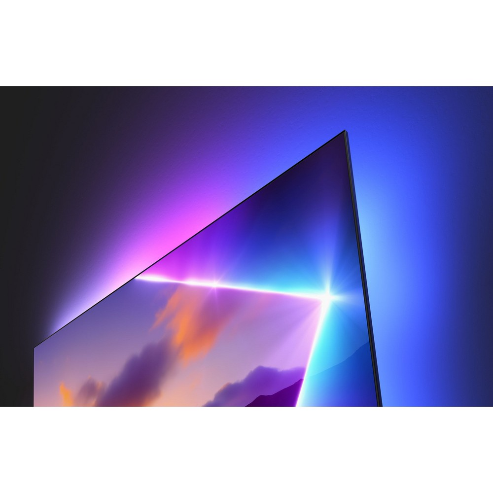 Un schermo TV mostra una scena di tramonto con tonalità viola e blu. Lo schermo ha una cornice di luce al neon.