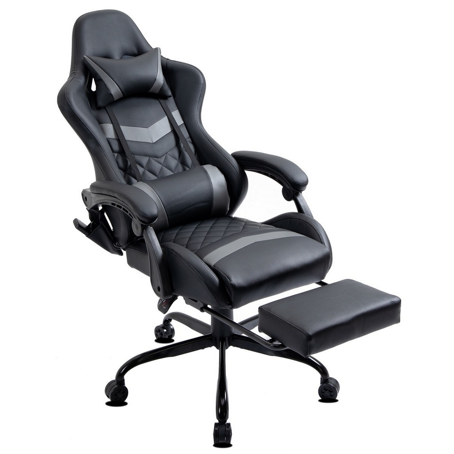 Ein schwarz-grauer Gaming-Stuhl mit Kopfstütze, Lendenwirbelstütze, Armlehnen und Fußstütze, alles auf Rollen.