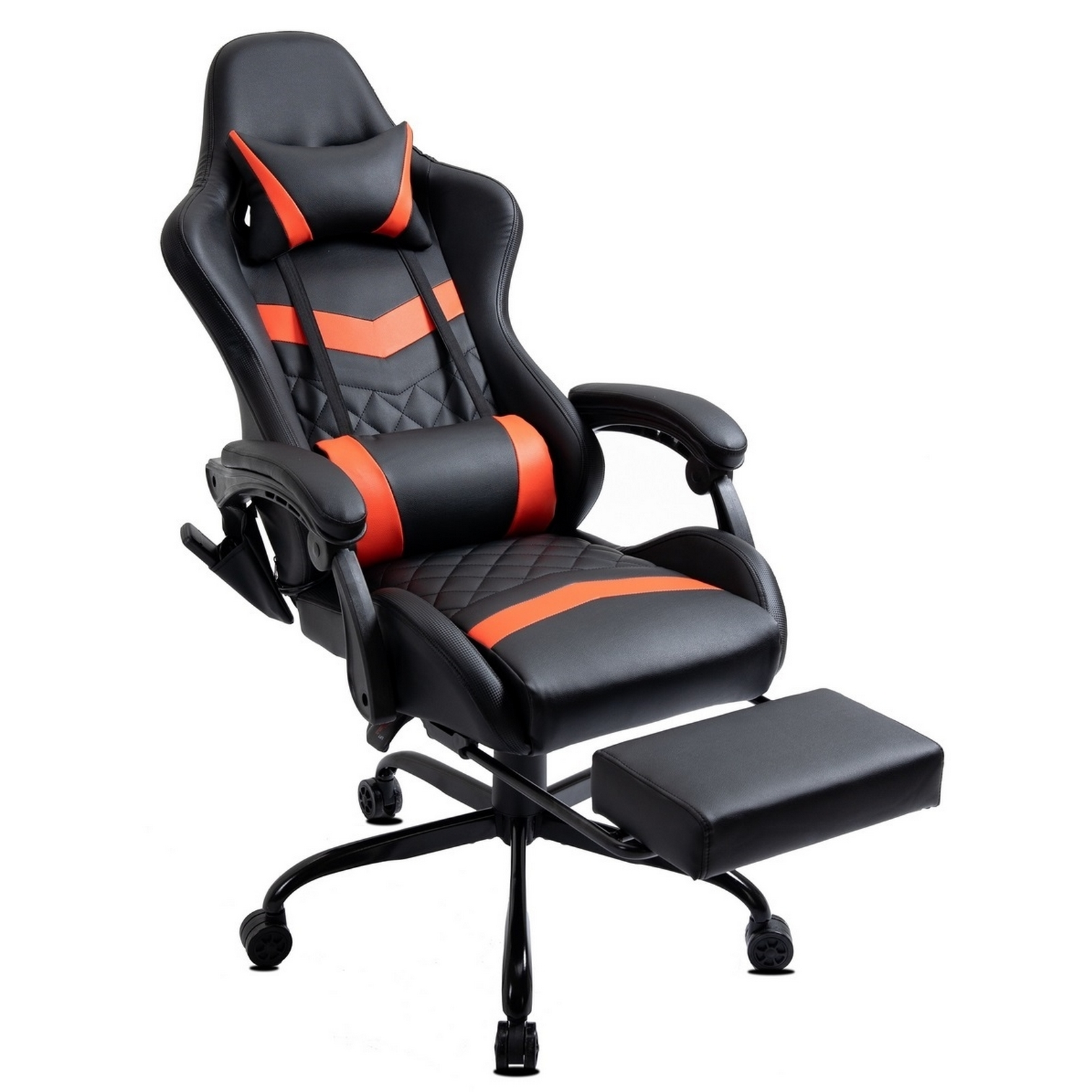 Schwarzer und orangefarbener Gaming-Stuhl mit Kopfstütze, Armlehnen, Lendenwirbelstütze, Fußstütze und Rollen auf weißem Grund.