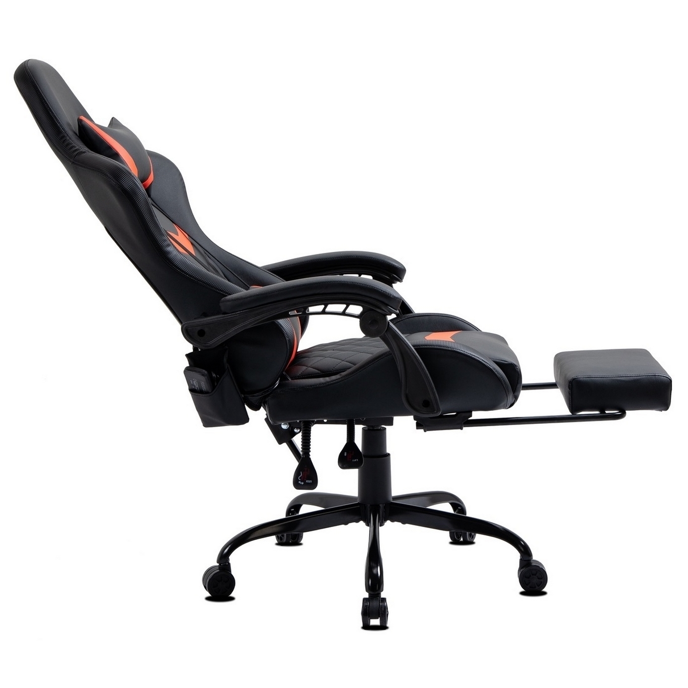 Schwarzer und orangefarbener Gaming-Stuhl mit Fußstütze. Der Stuhl hat eine hohe Rückenlehne und Armlehnen. Er steht auf weißem Hintergrund.