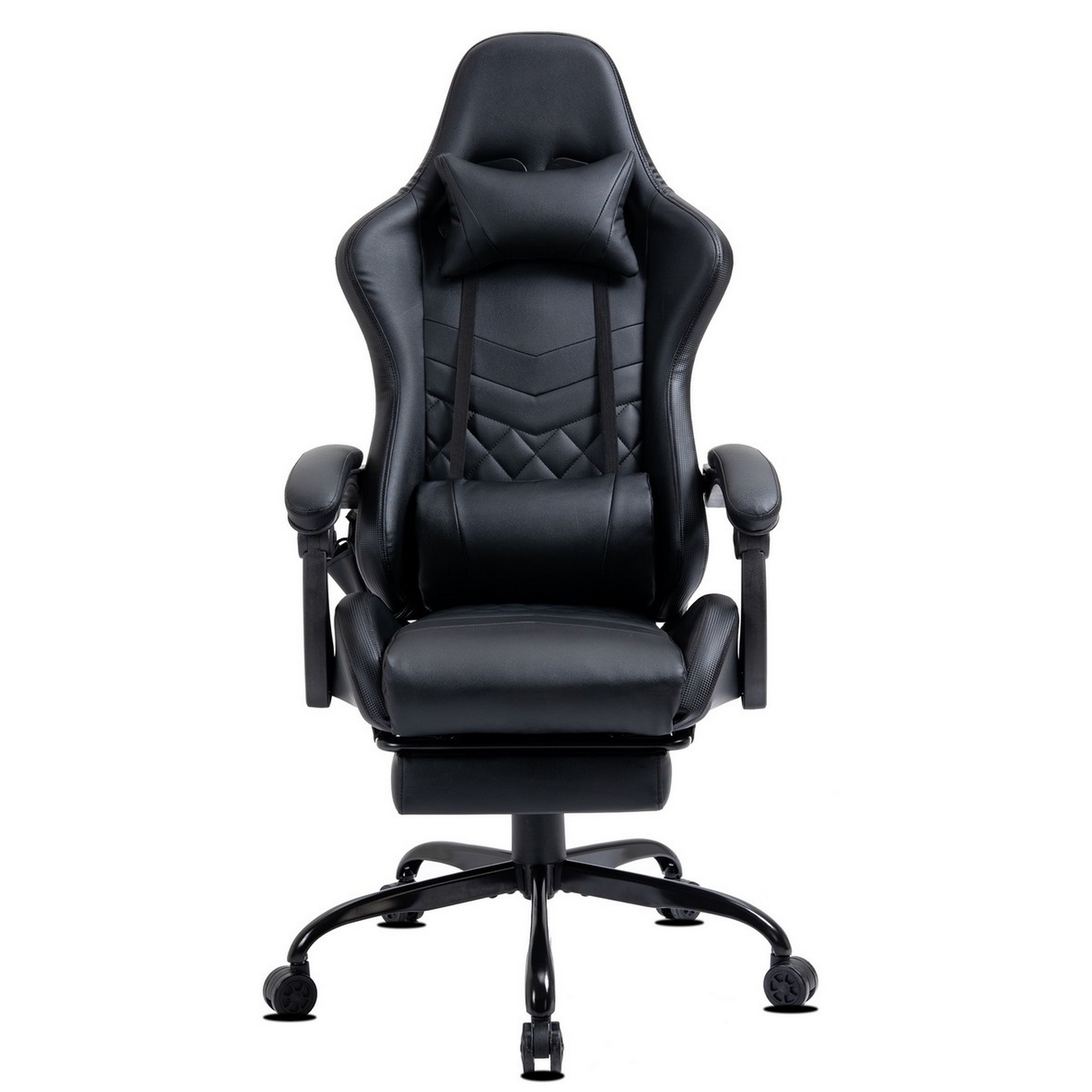 Ein schwarzer Gaming-Stuhl mit Kopfstütze, Lendenwirbelstütze, Armlehnen und Fußstütze, auf weißem Hintergrund.